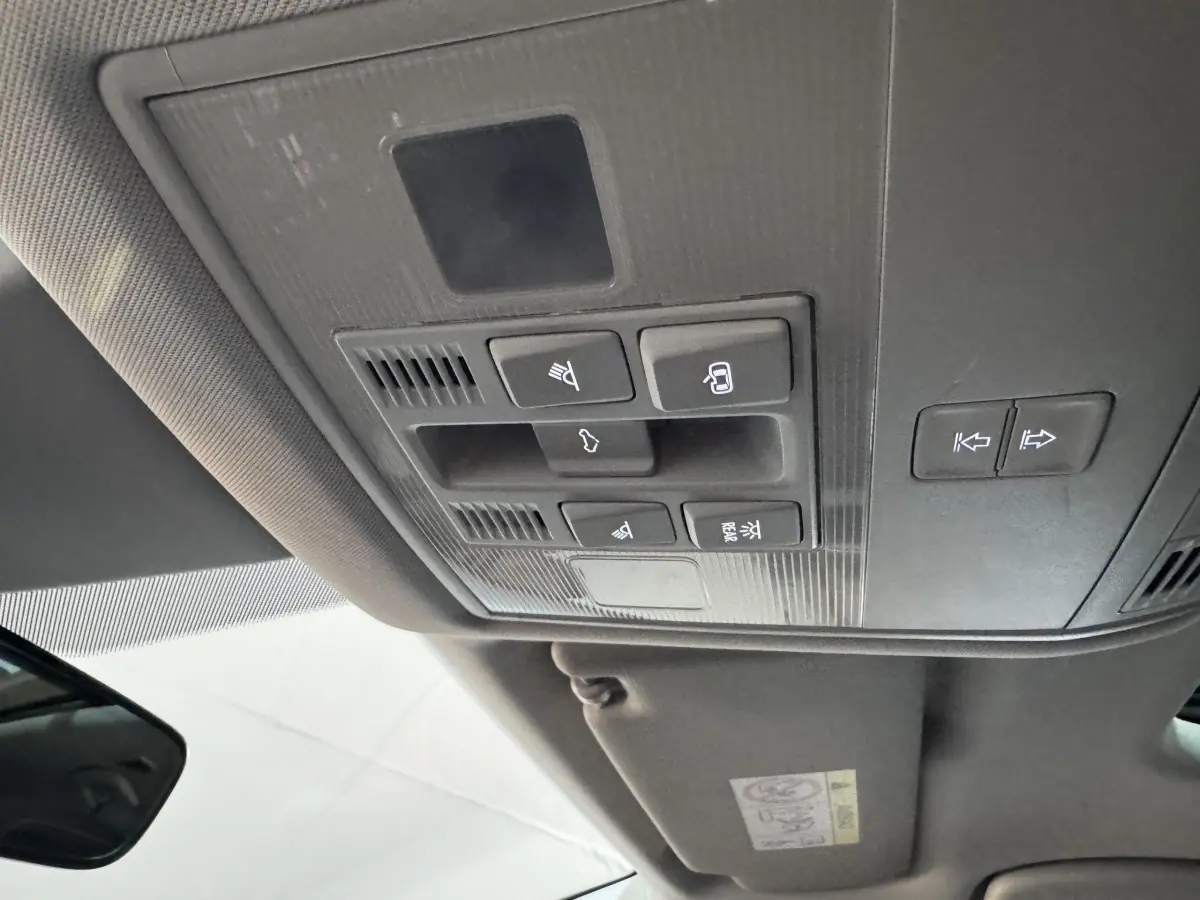 Vue en contre-plongée du panneau de commandes au plafond intérieur gris foncé du Skoda Karoq blanc 2021.