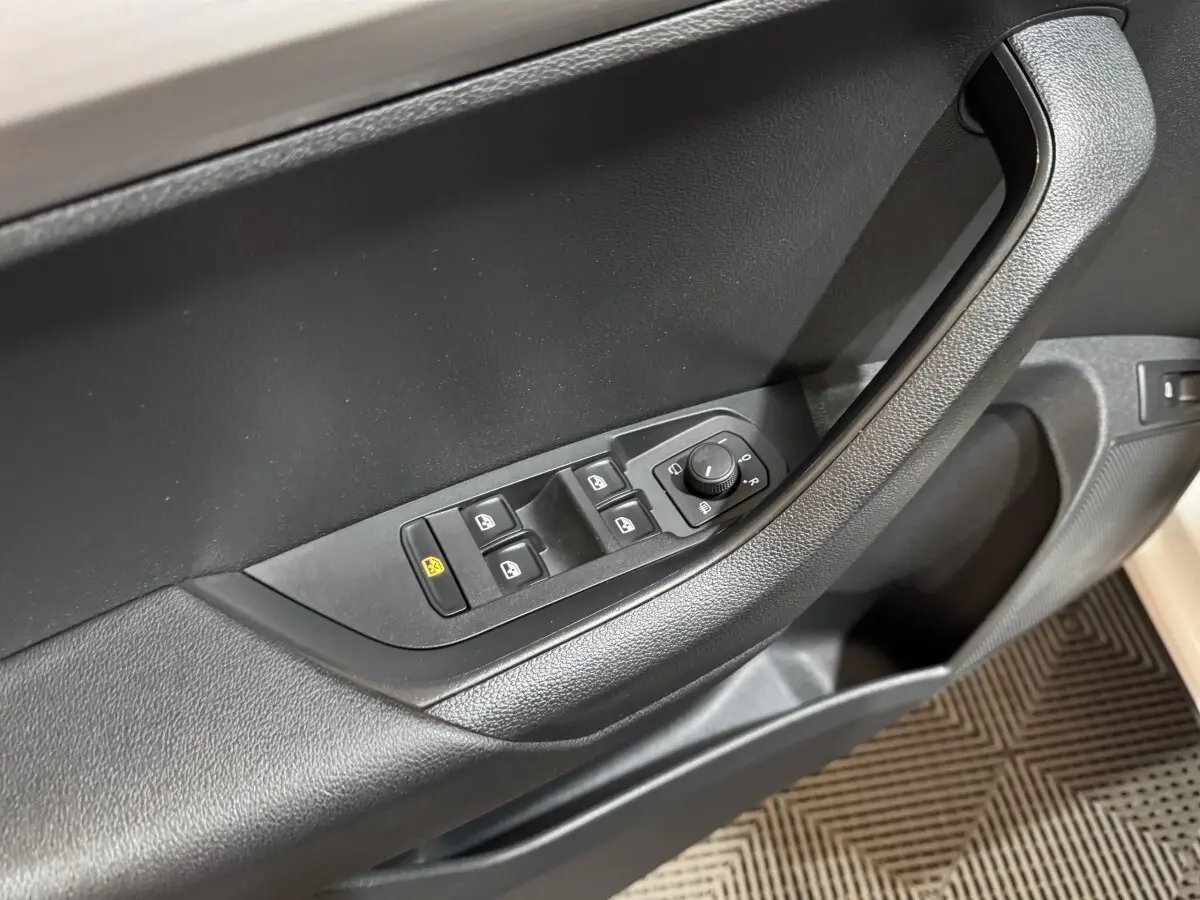 Commande des vitres et rétroviseurs sur la porte côté gauche d'un Skoda Karoq blanc, finition Business 2021.