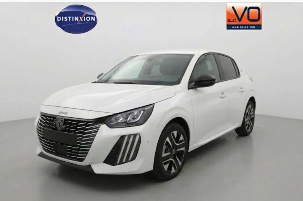 Peugeot 208 Hybrid blanc vue 3/4 avant droit, avec calandre noire distinctive et jantes alliage 16 pouces.