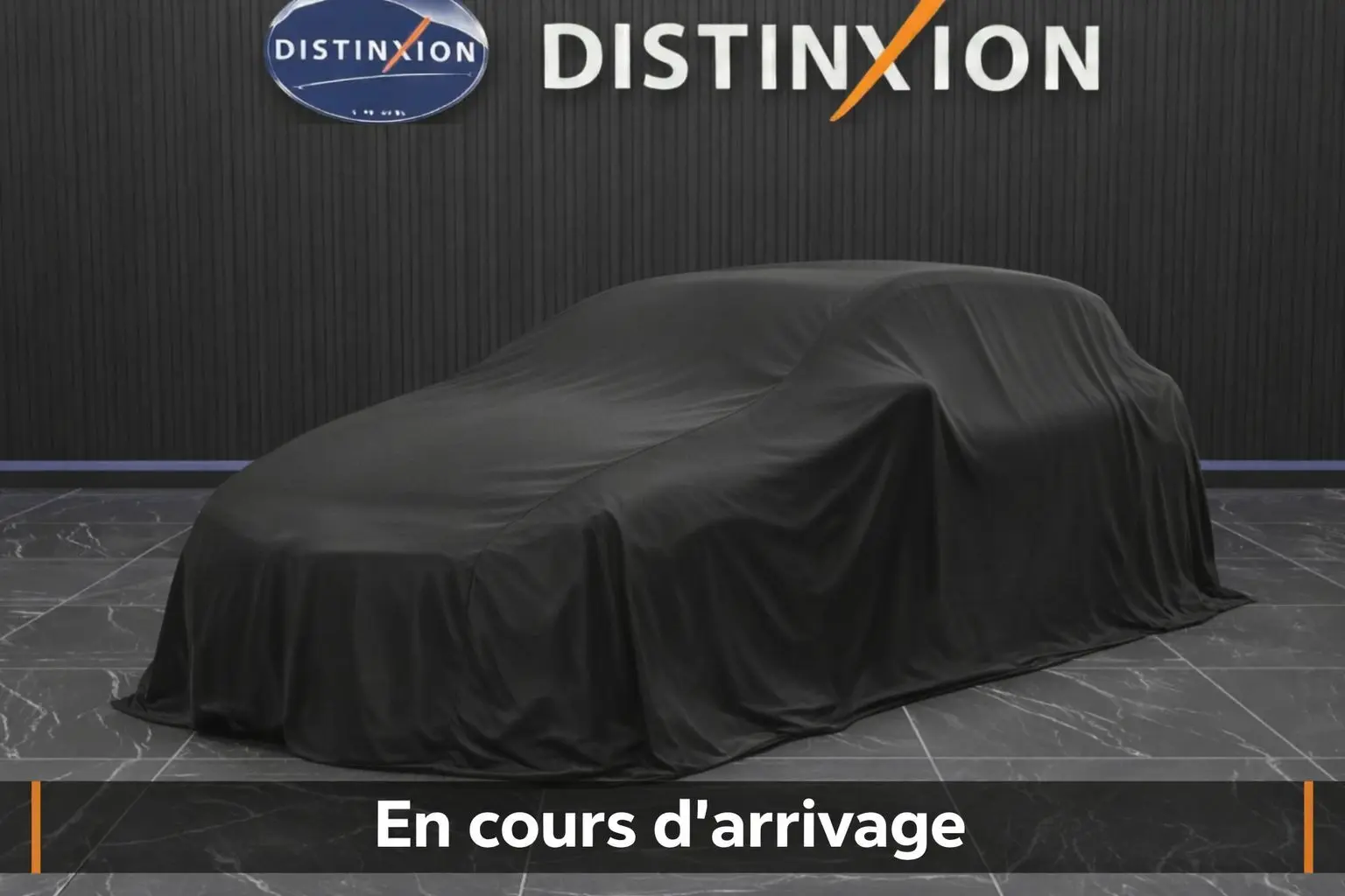 Véhicule couvert d'une housse noire en intérieur, forme d'un SUV compact visible sous la toile.
