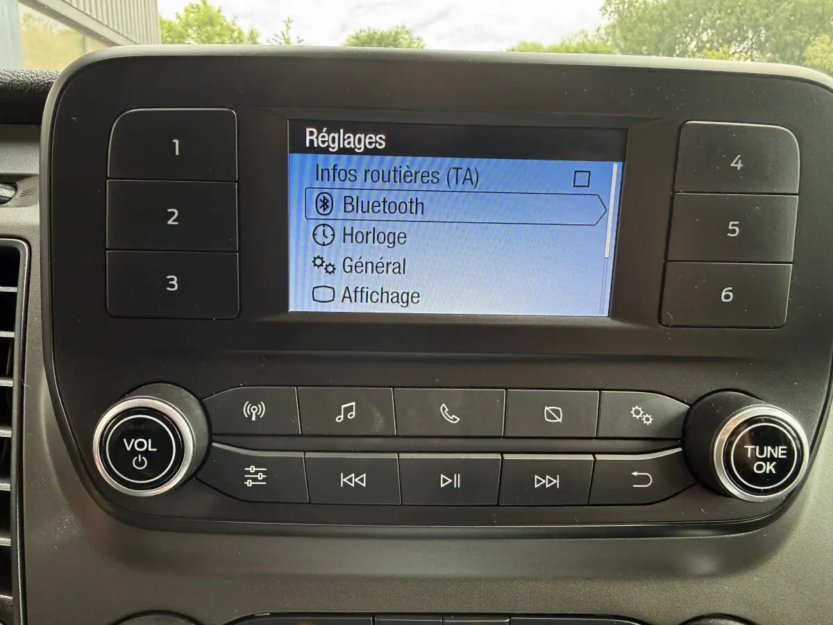 Écran central du Ford Transit Fourgon 2024 montrant le menu Bluetooth avec commandes audio et réglages.
