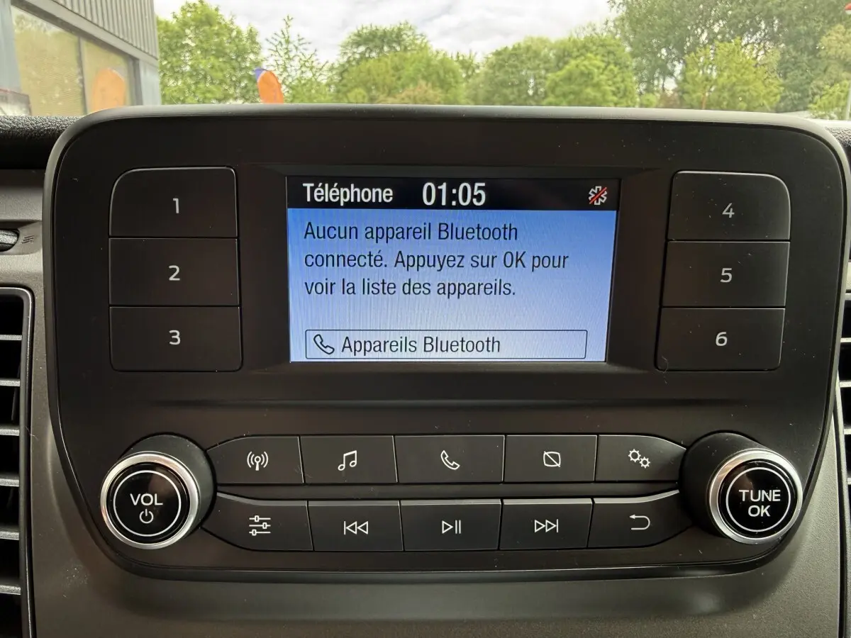 Affichage central de la console multimédia du Ford Transit Fourgon 2024, écran Bluetooth non connecté, boutons de contrôle visibles.