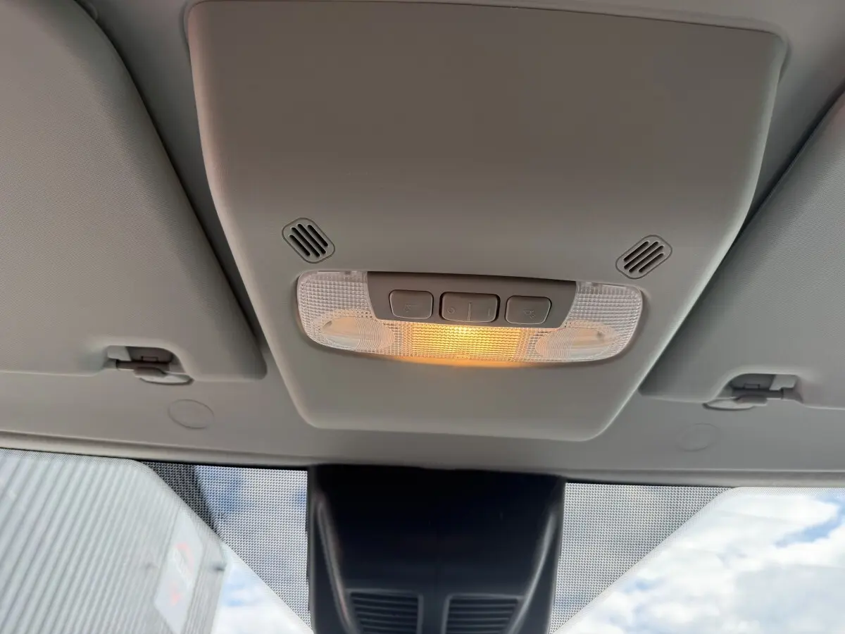 Plafonnier intérieur allumé vu de dessous dans un Ford Transit Fourgon blanc, année 2024.