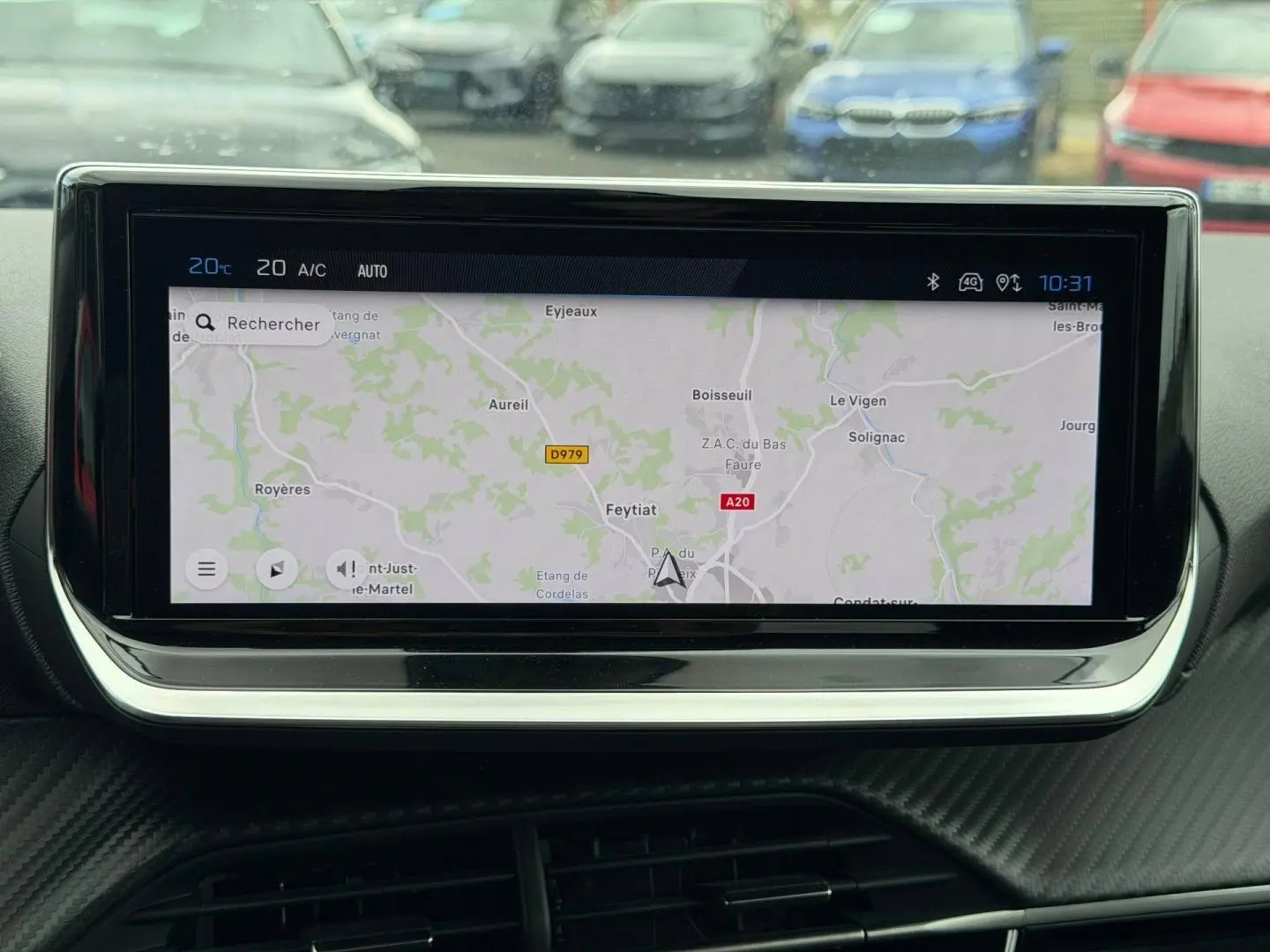 Écran tactile central affichant la navigation GPS, intérieur Peugeot 208 noir Perla Nera, vue frontale rapprochée.