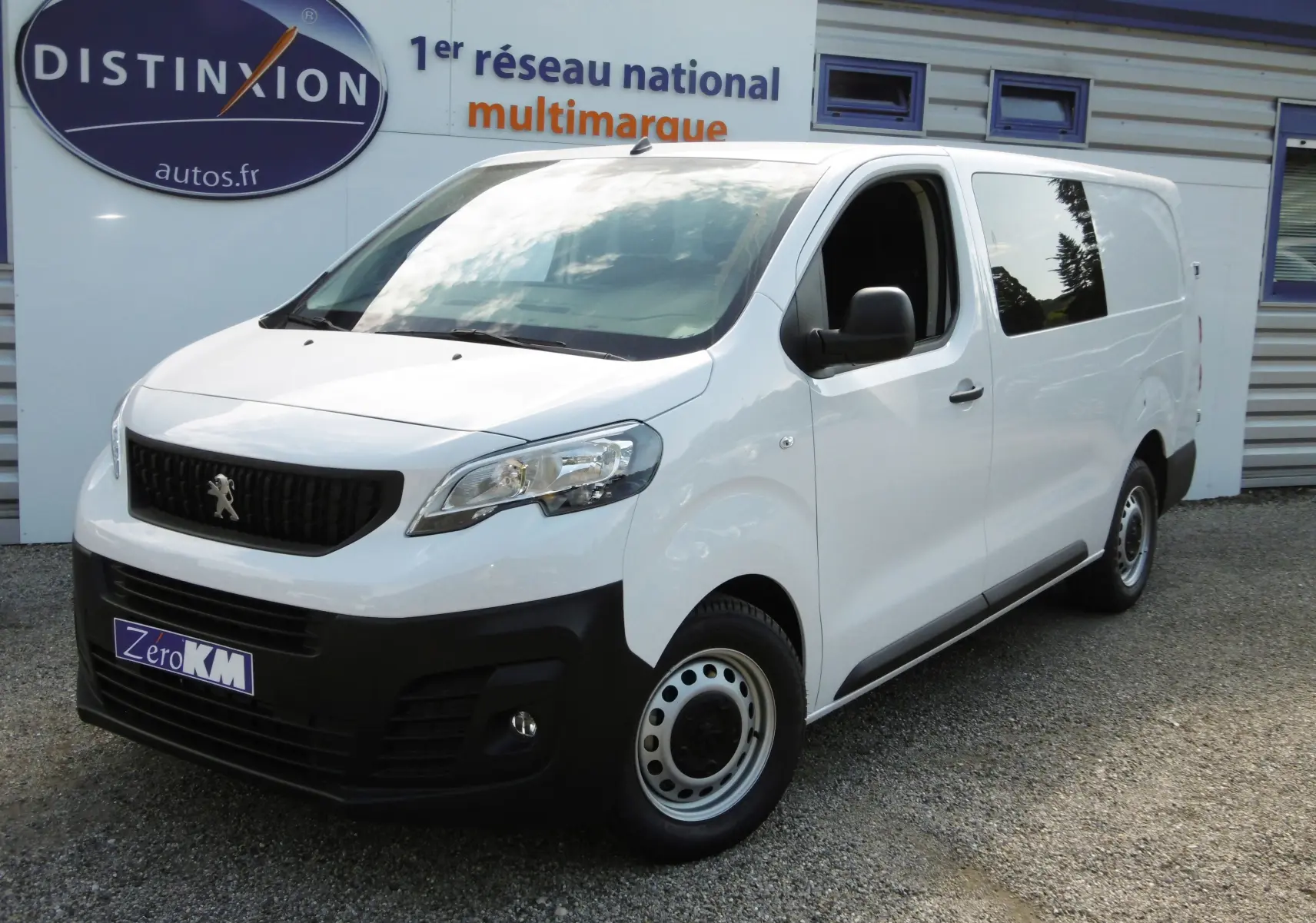 Vue 3/4 avant d'un Peugeot Expert cabine approfondie blanc, avec calandre noire et jantes acier simples.