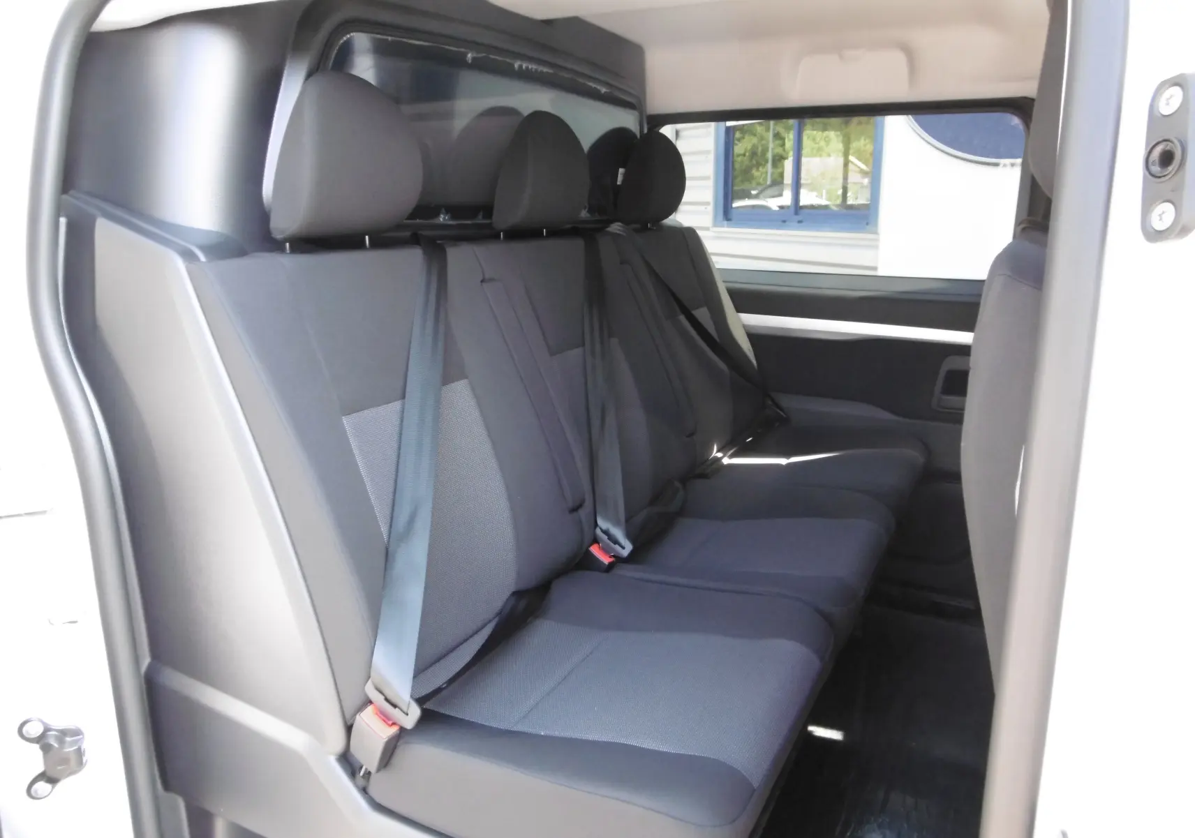Vue intérieure côté gauche montrant la banquette arrière noire du Peugeot Expert Cabine Approfondie blanc 2023.