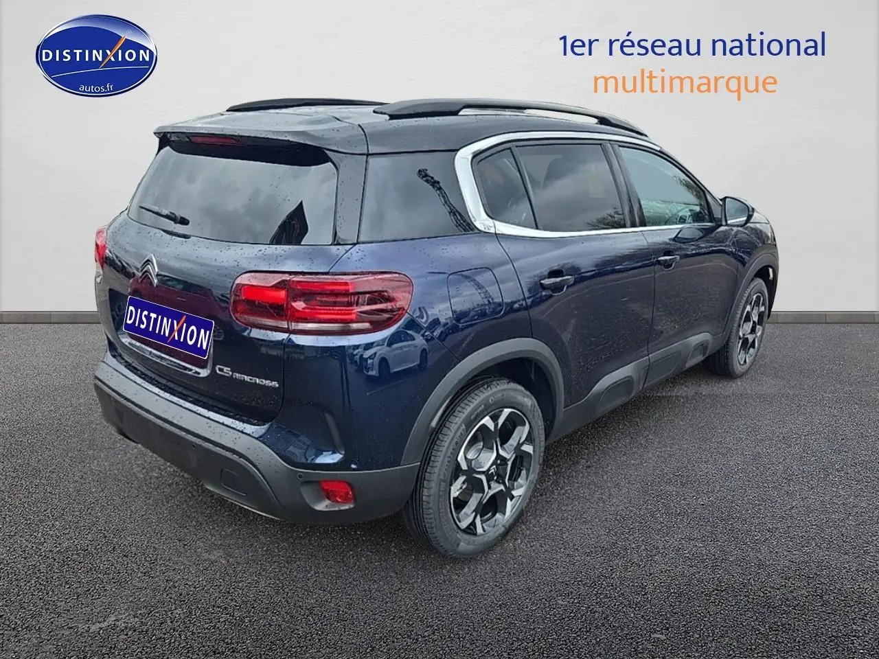 Citroën C5 Aircross bleu eclipse vue 3/4 arrière droit avec toit noir et barres de toit noires.