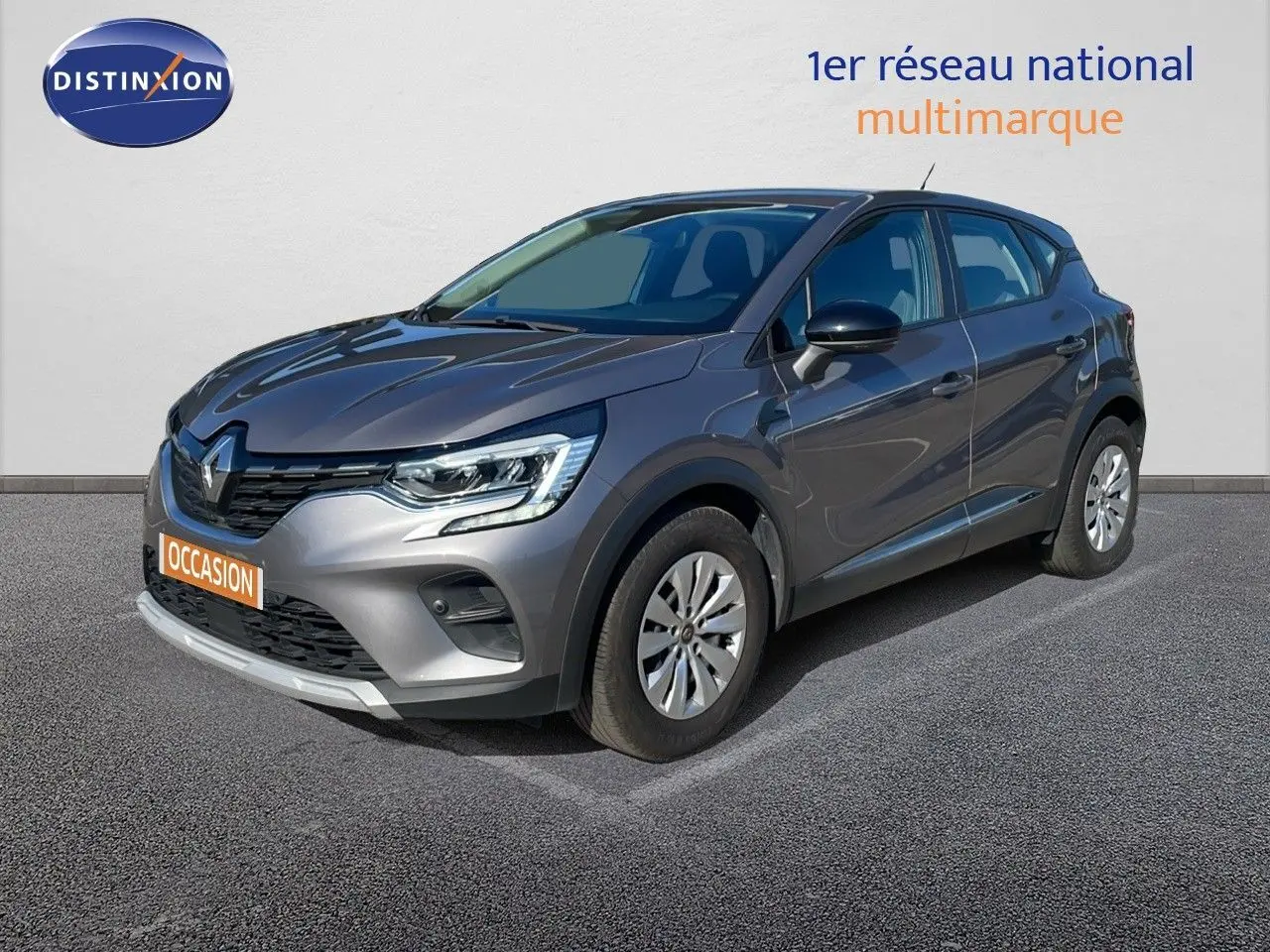Renault Captur TCE 100CH Corporate Edition gris cassiopée métal en 3/4 avant droit sur sol bitumé.