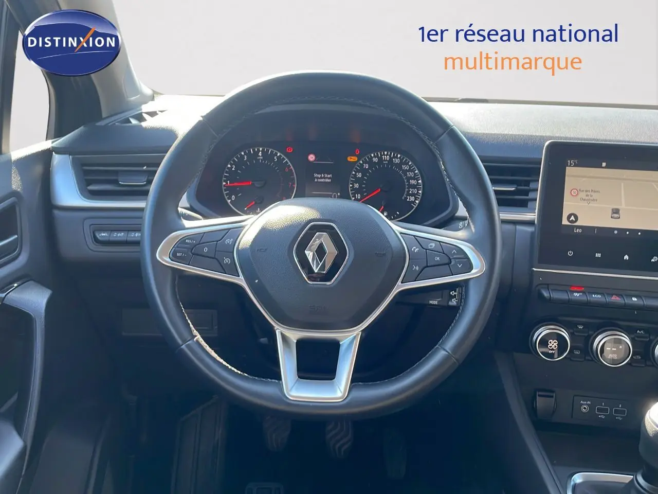 Vue intérieure centrée sur le volant Renault Captur TCE 100CH Corporate Edition avec tableau de bord et écran tactile.