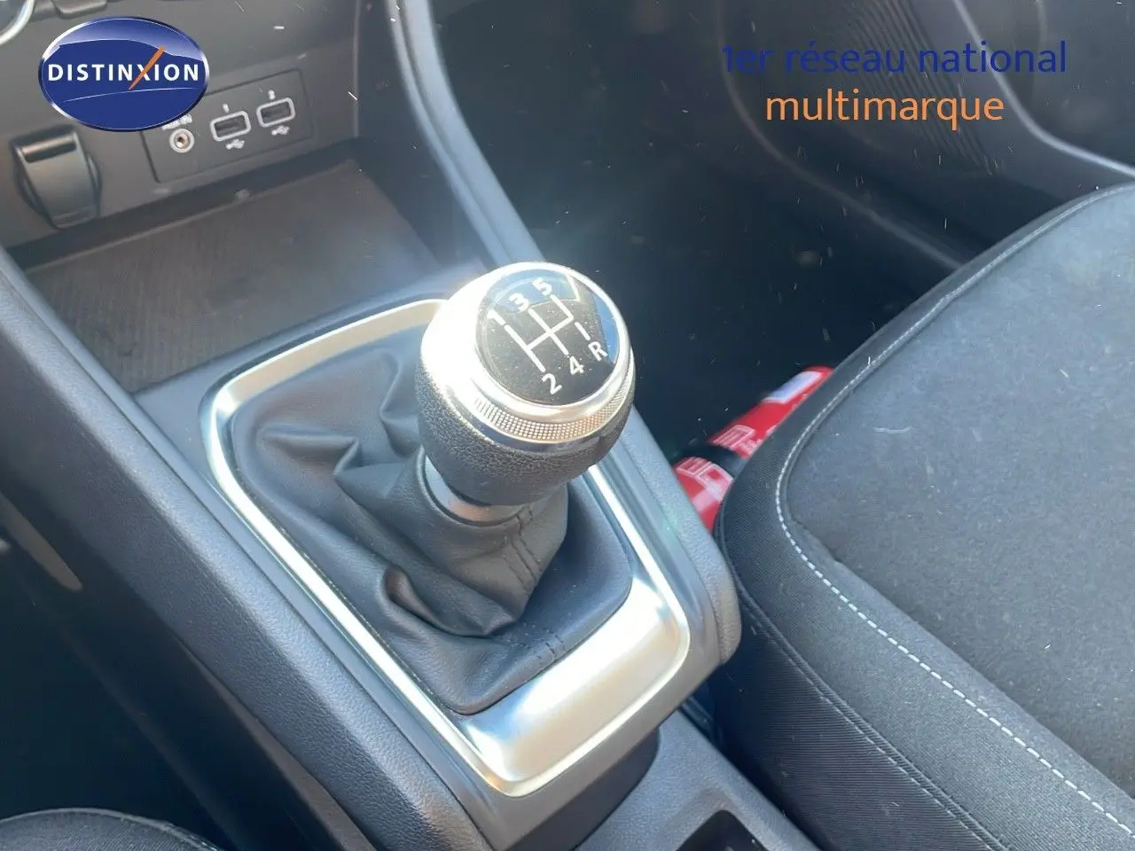 Le levier de vitesses manuel du Renault Captur TCE 100CH Corporate Edition 2020 en gros plan intérieur.