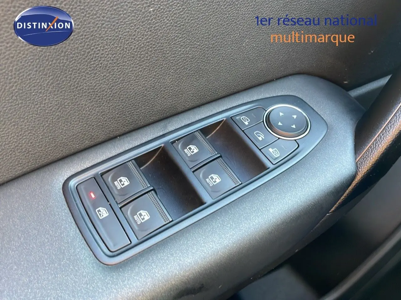 Gros plan sur les commandes des vitres électriques côté conducteur du Renault Captur gris Cassiopée 2020.