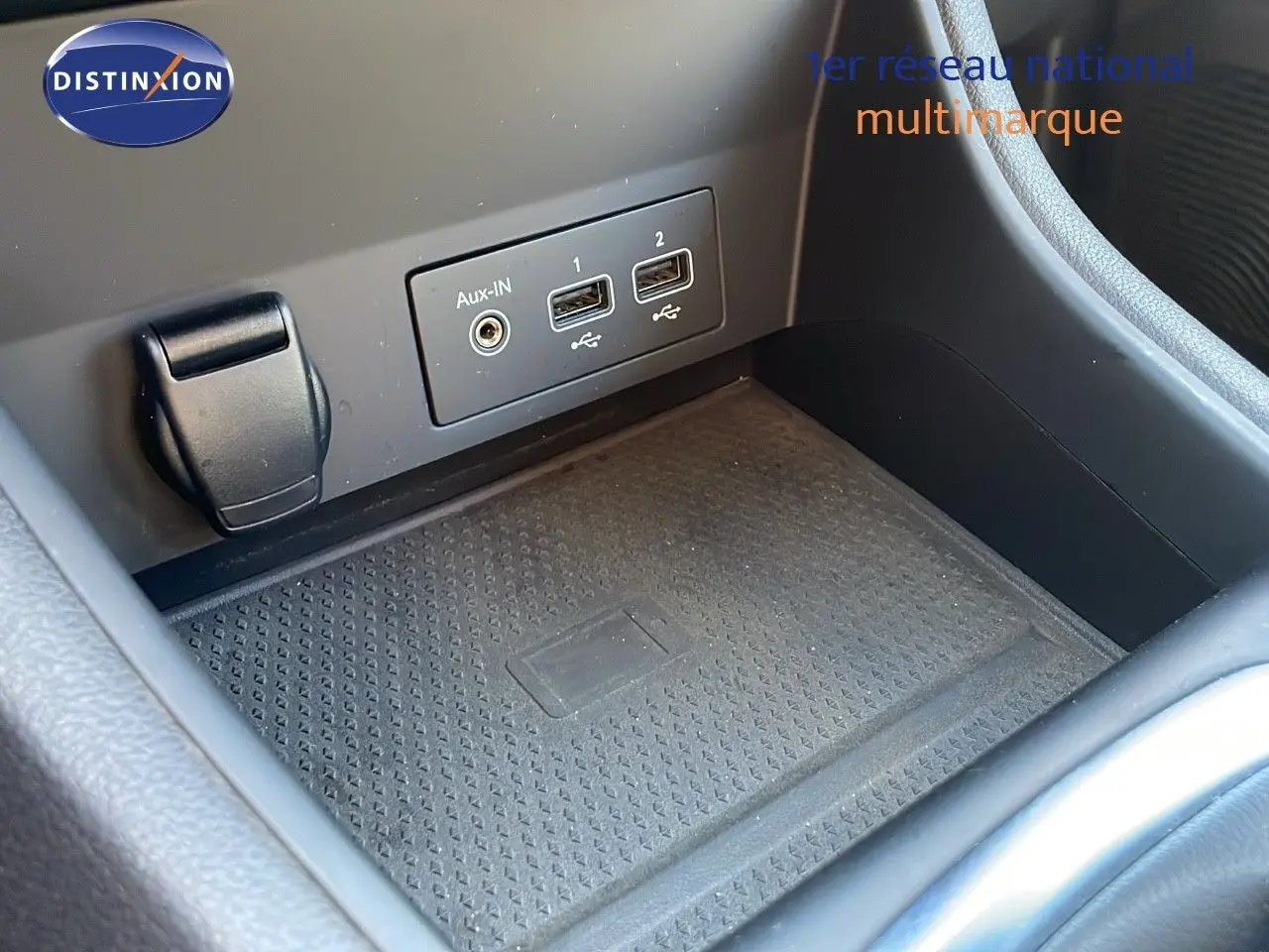 Prise auxiliaire et deux ports USB dans la console centrale d'un Renault Captur gris Cassiopée édition 2020.