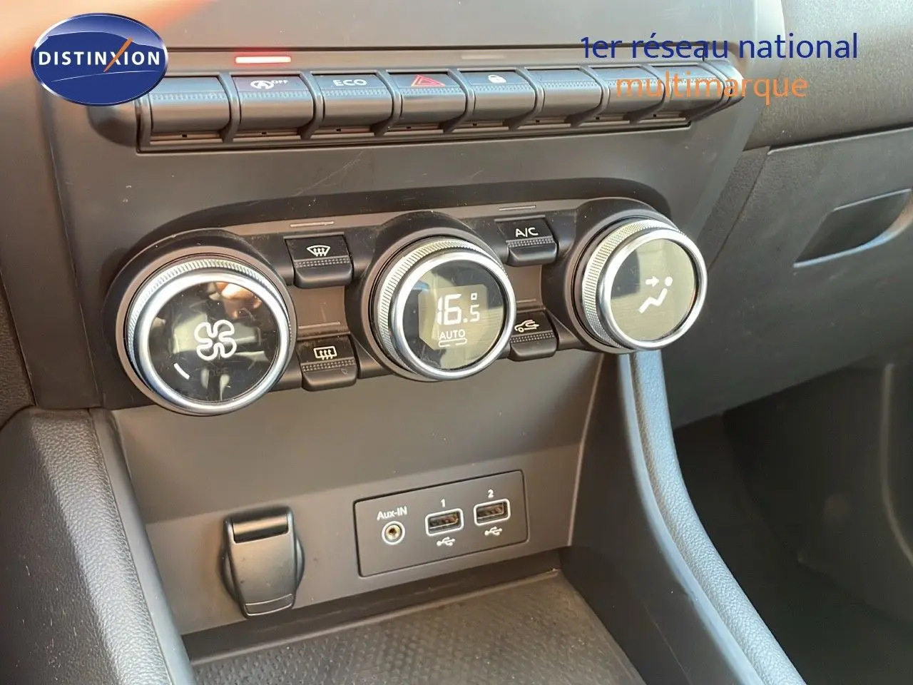 Détail de la console centrale du Renault Captur TCE 100CH Corporate Edition 2020 avec commandes de climatisation et ports USB.