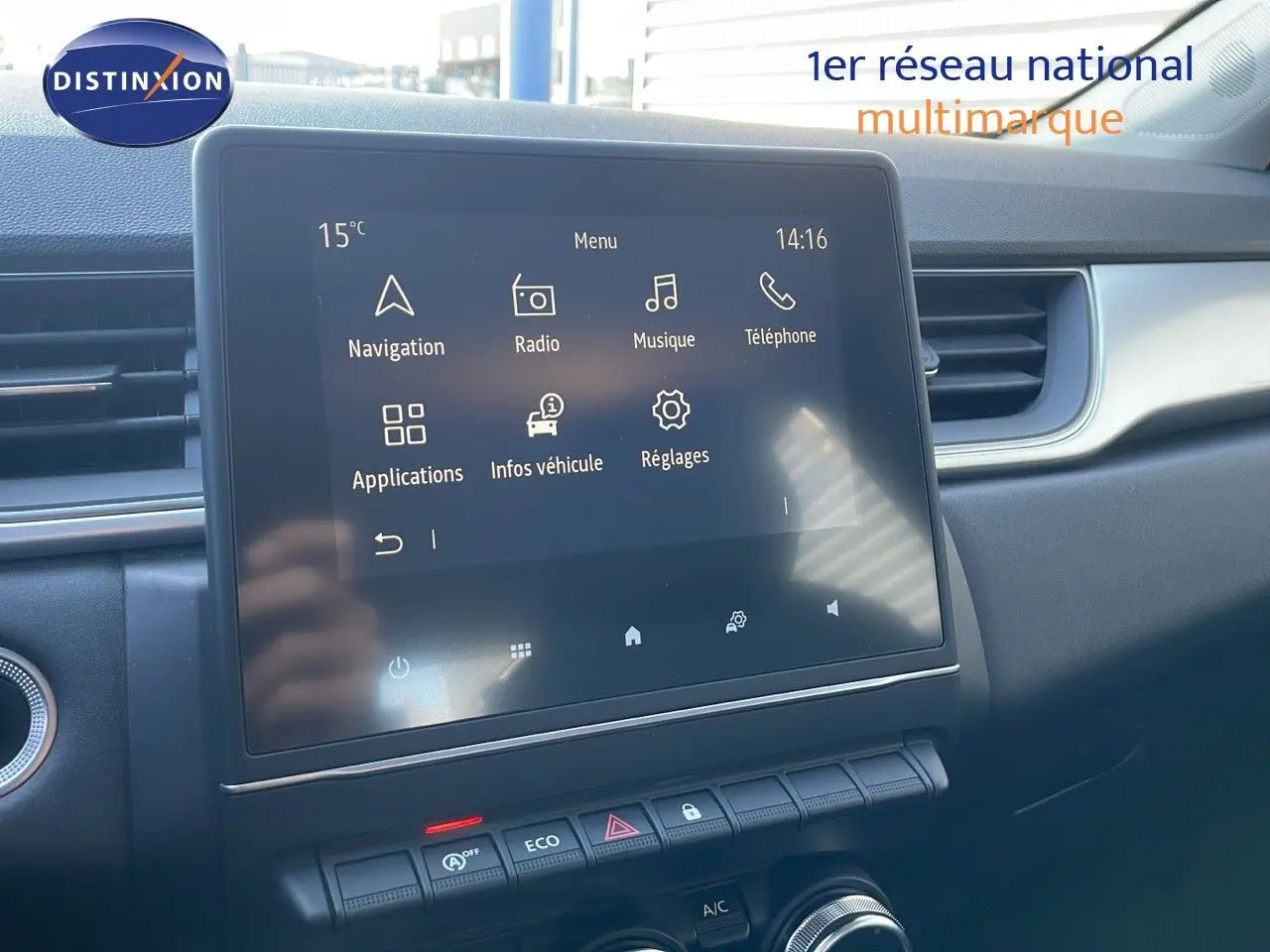 Écran tactile central allumé du tableau de bord du Renault Captur gris Cassiopée, affichant le menu multimédia.