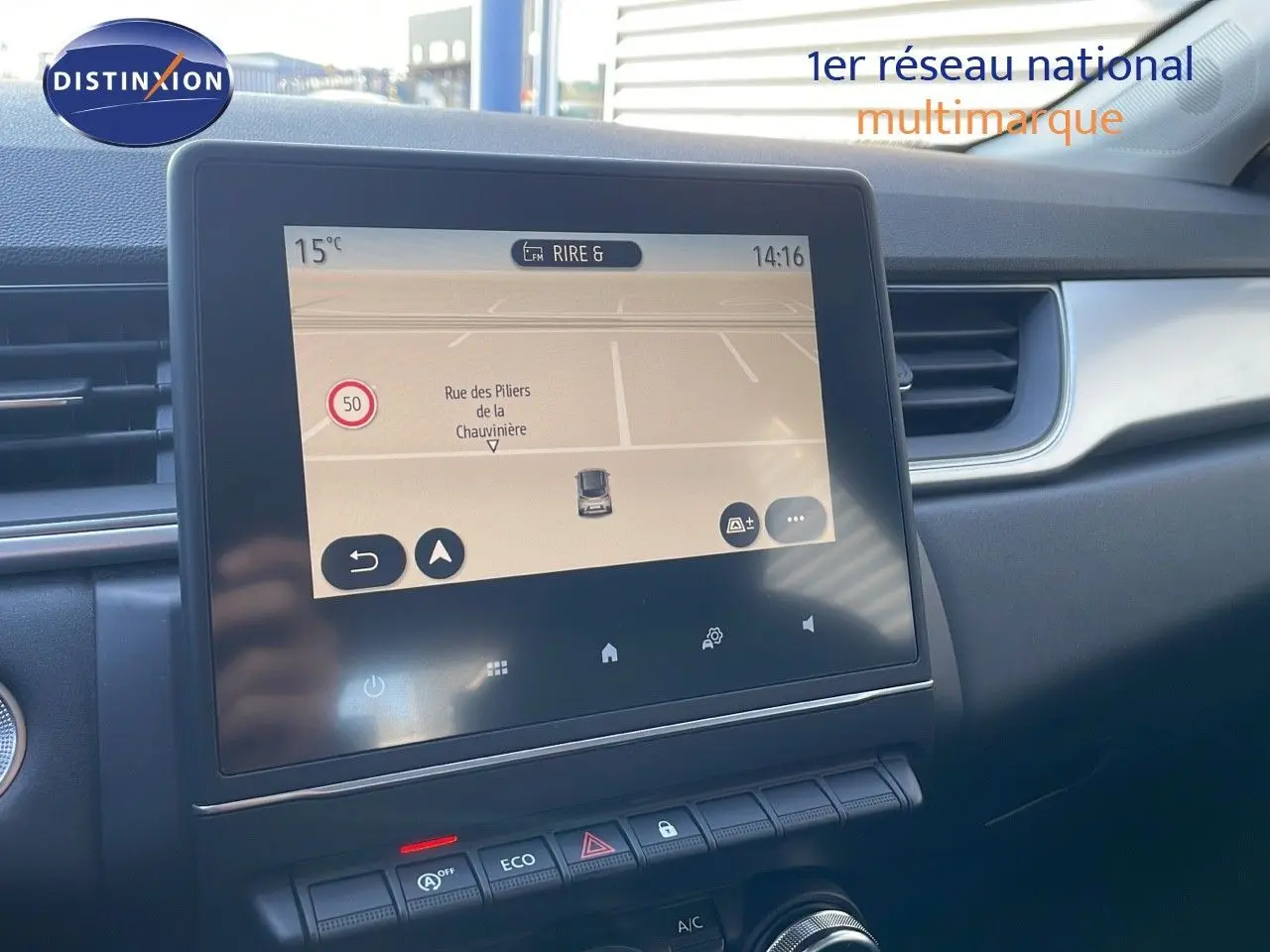 Vue intérieure centrée sur l'écran tactile du tableau de bord du Renault Captur gris cassiopée métal, édition 2020.