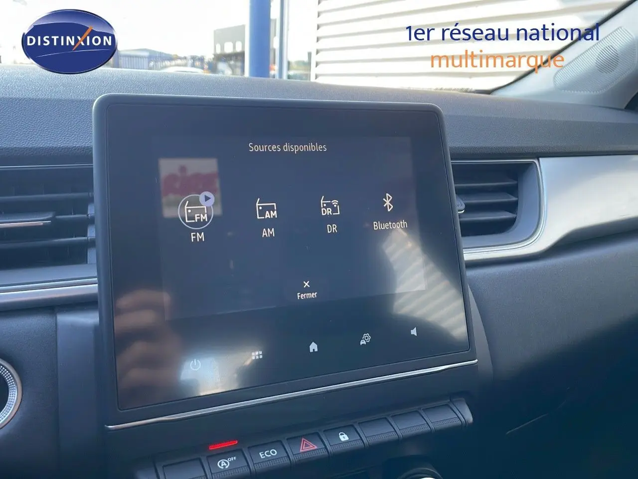 Écran tactile central du tableau de bord du Renault Captur 2020, affichant les sources audio disponibles.