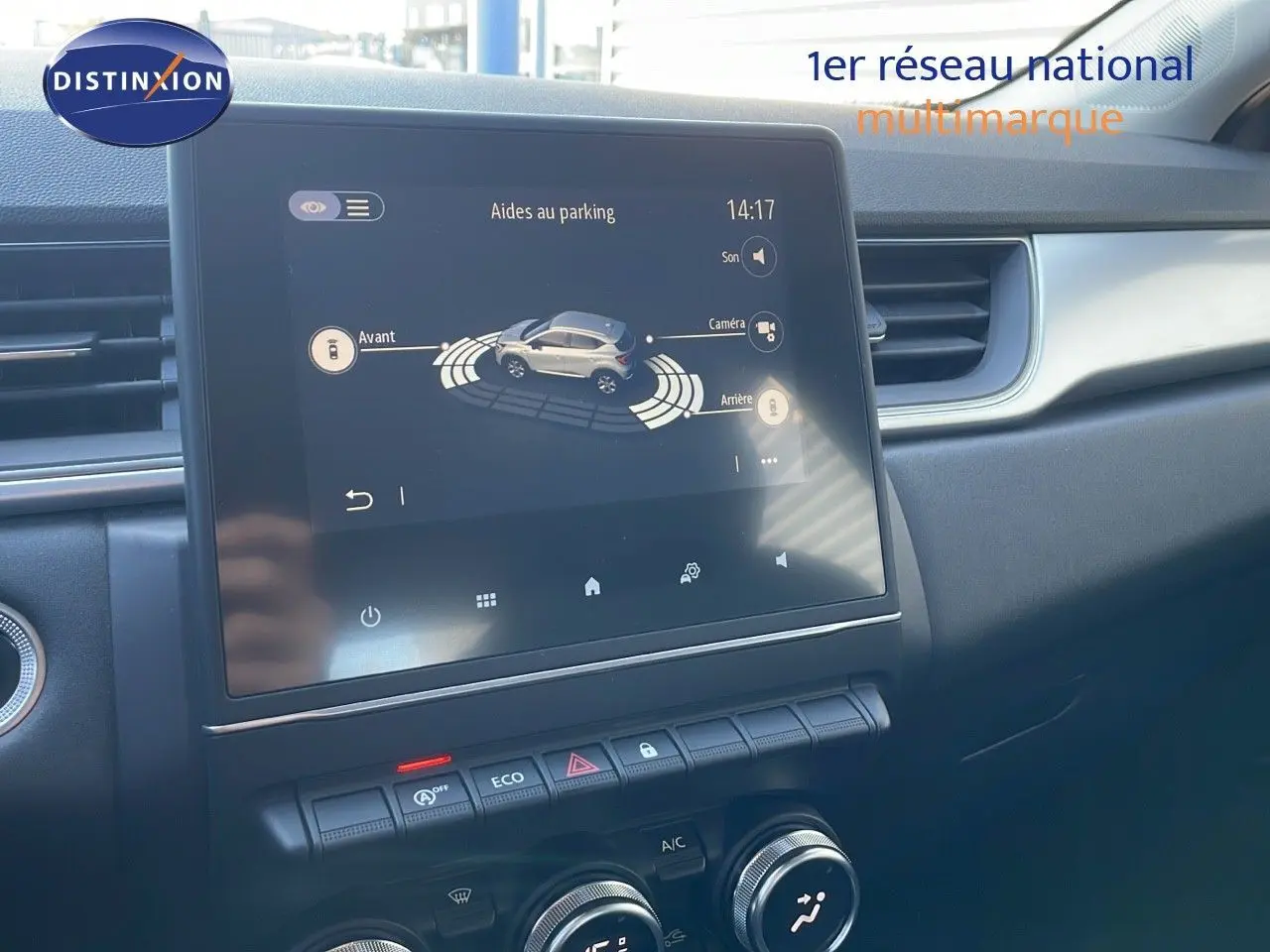 Écran tactile central affichant l'aide au parking dans l'habitacle d'un Renault Captur gris cassiopée 2020.