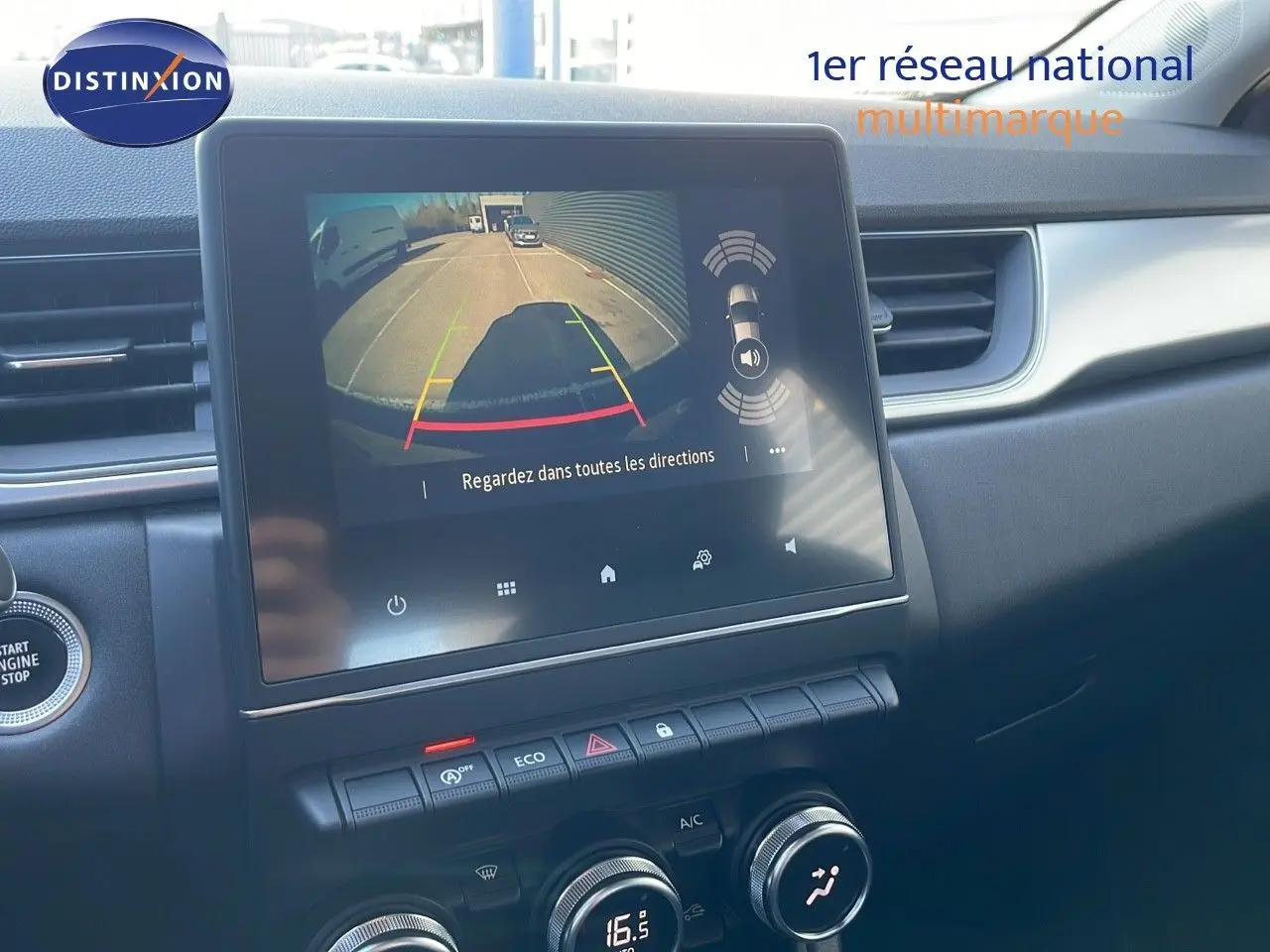 Écran central affichant la caméra de recul dans un Renault Captur gris Cassiopée, vue intérieure côté passager.