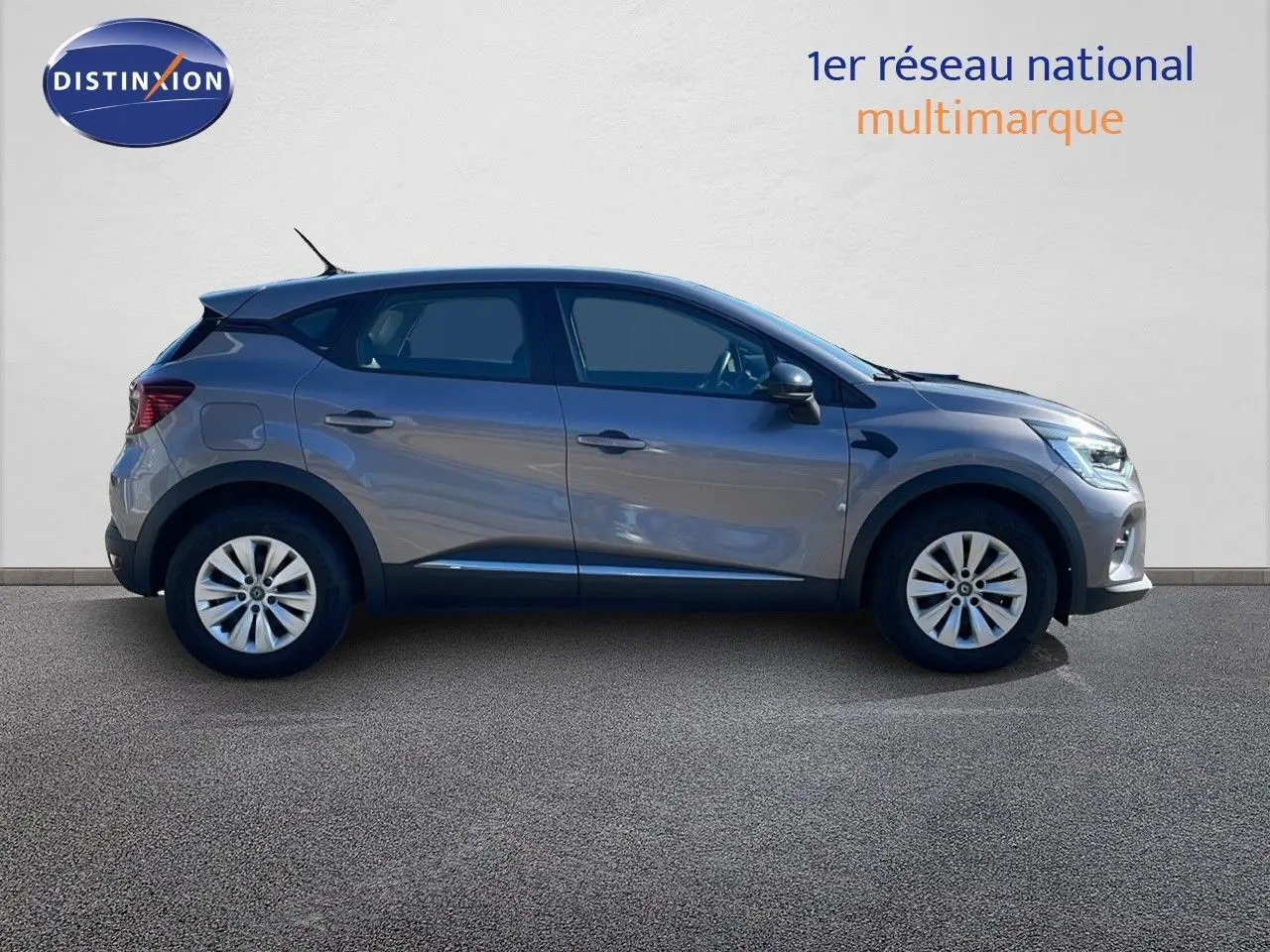 Profil côté gauche d'un Renault Captur gris cassiopée métal, version TCE 100CH Corporate Edition de 2020.