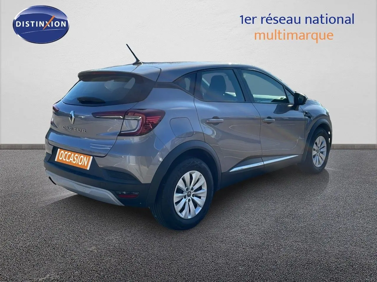 Vue 3/4 arrière droite d'un Renault Captur gris Cassiopée métal de 2020 avec feux LED et jantes alliage.