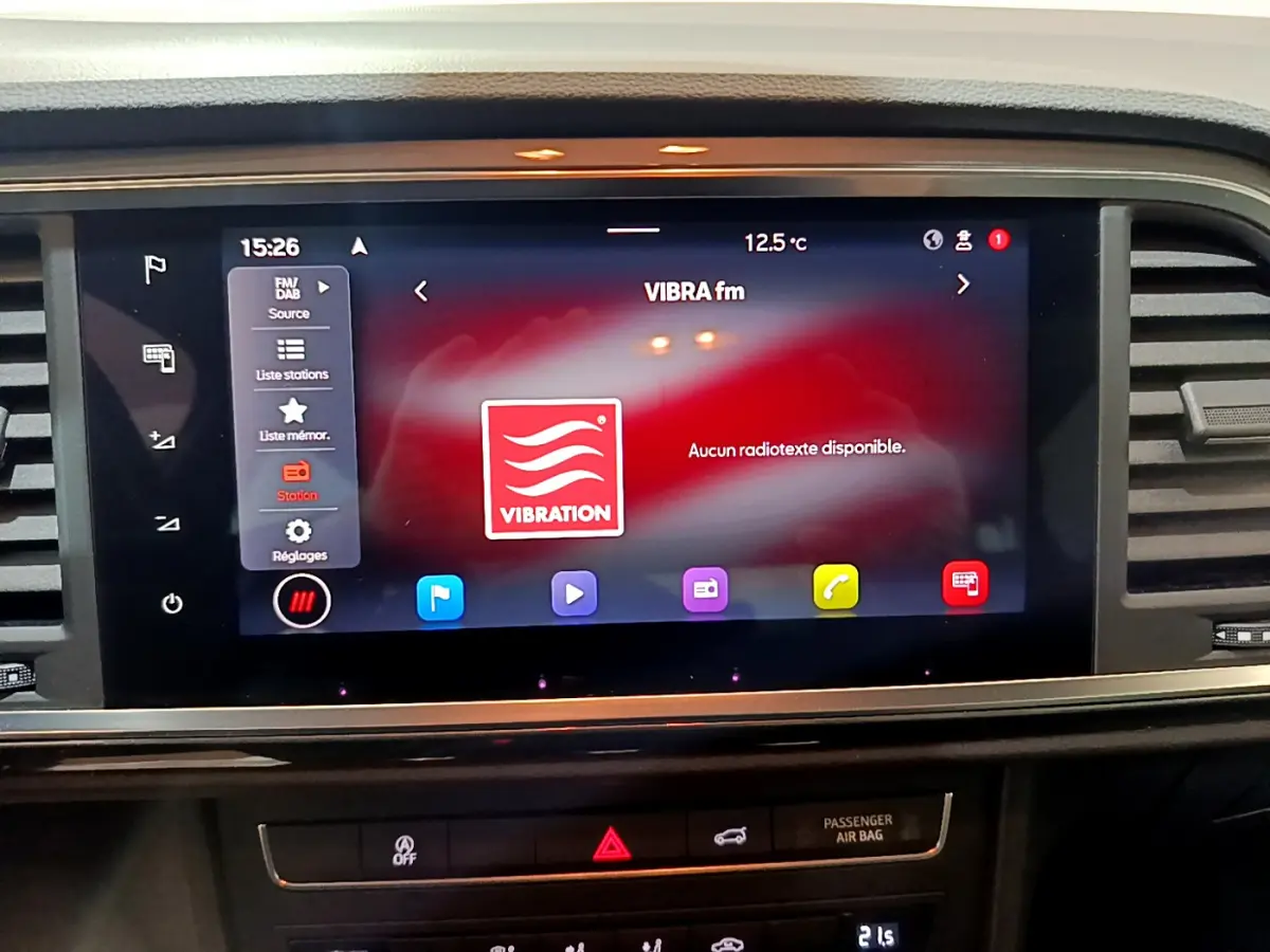 Écran tactile central du tableau de bord du SEAT Ateca noir 2022 affichant la radio VIBRA fm