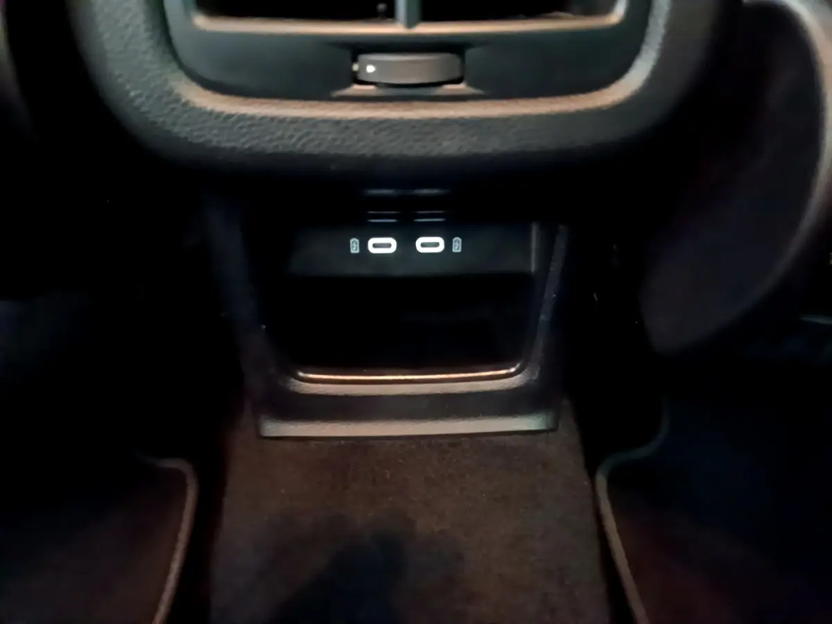 Gros plan sur les ports USB arrière illuminés dans l'habitacle sombre du SEAT Ateca noir 2022.