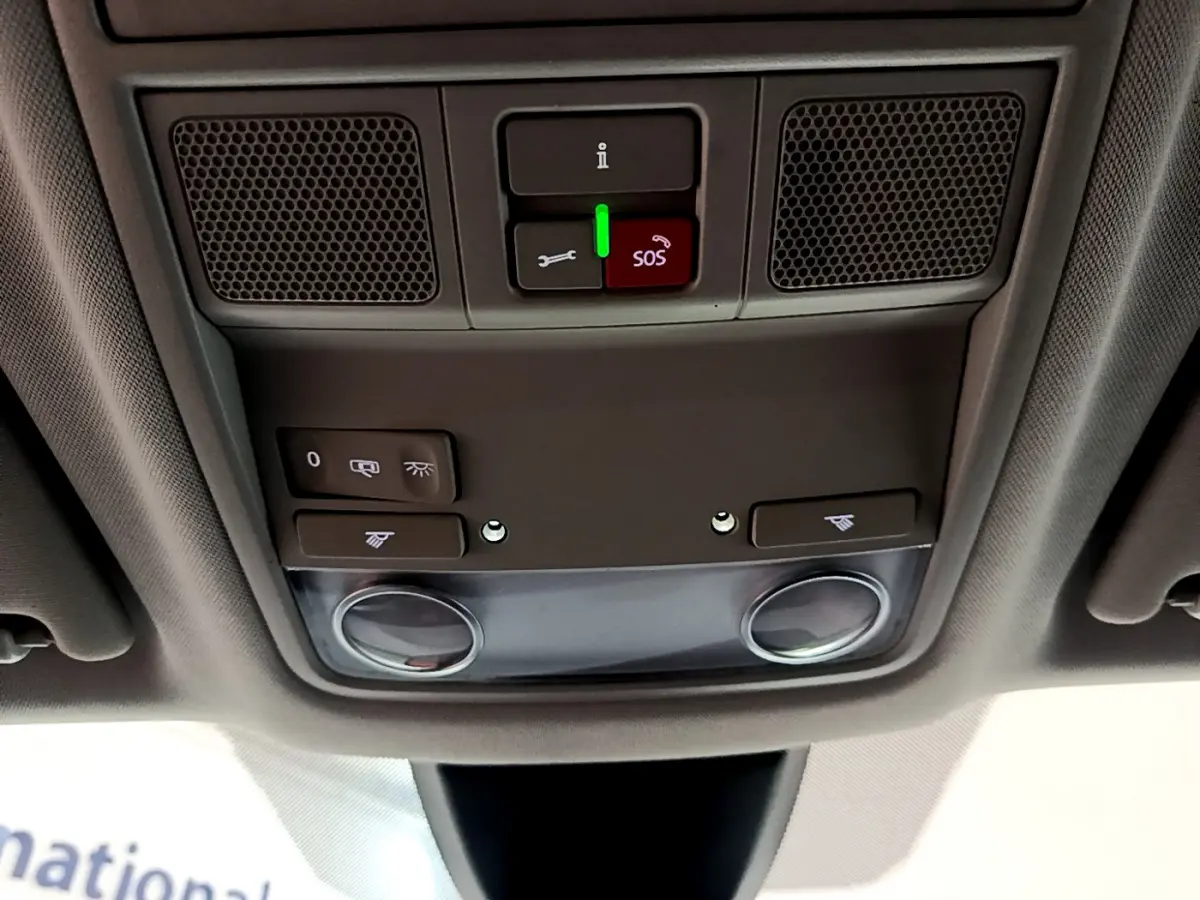 Vue rapprochée du plafonnier intérieur avec boutons SOS et éclairage, dans un SEAT Ateca noir 2022.