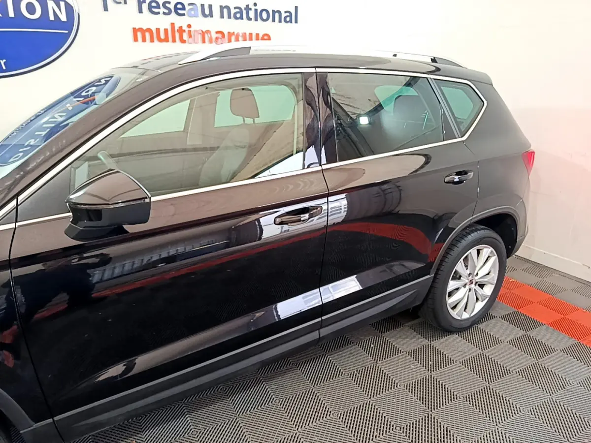 Profil côté gauche du SUV noir SEAT Ateca 2022 avec jantes alliage et rétroviseurs électriques chauffants.