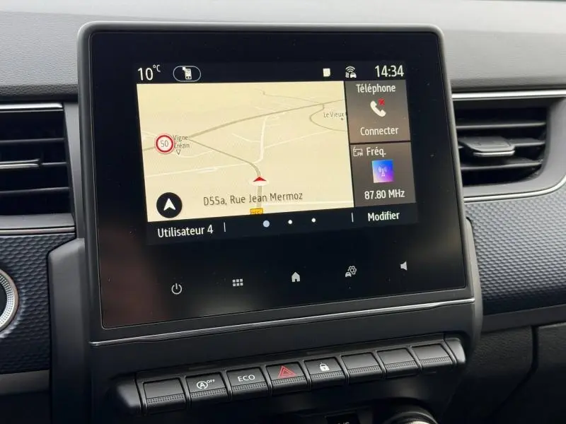 Écran tactile central du Renault Arkana 2025 montrant la navigation et les commandes multimédia, intérieur noir.