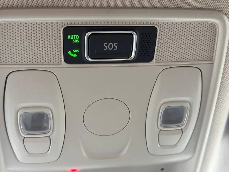 Plafonnier intérieur du Renault Arkana blanc 2025 avec bouton SOS et éclairages de lecture intégrés.