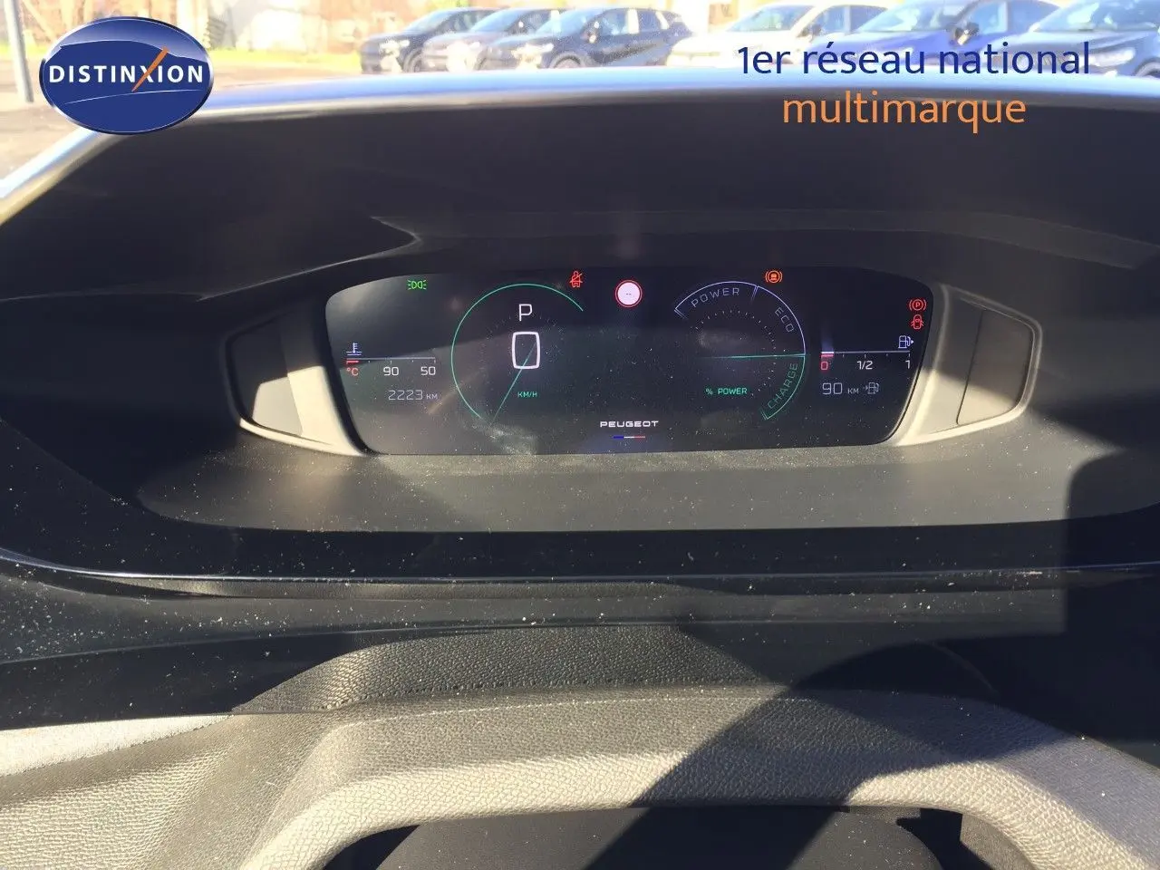 Vue rapprochée du tableau de bord numérique de la Peugeot 308 hybride 2025, affichant la vitesse et l'autonomie.