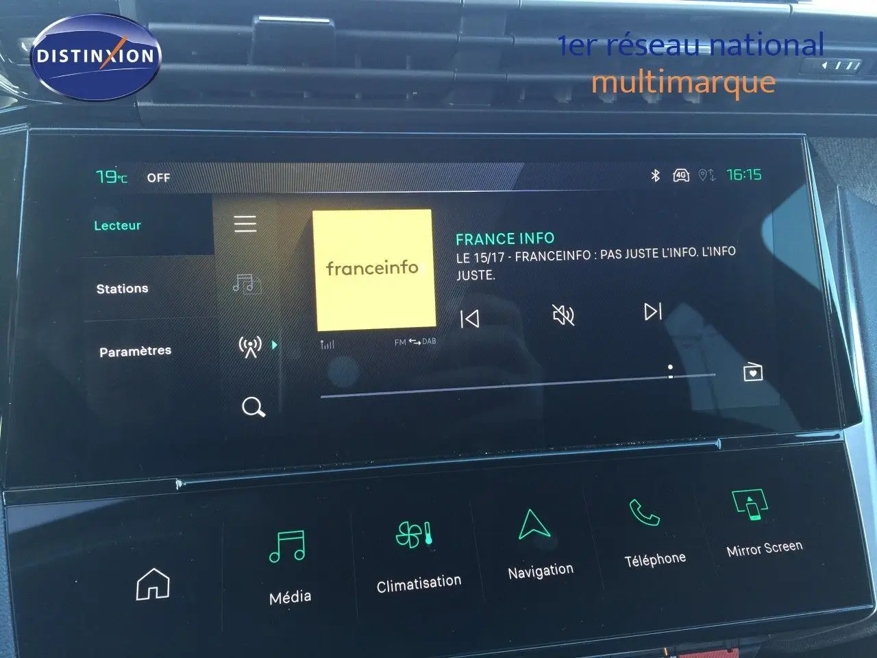 Écran tactile central de la Peugeot 308 gris Artense, affichant la radio France Info en interface moderne.