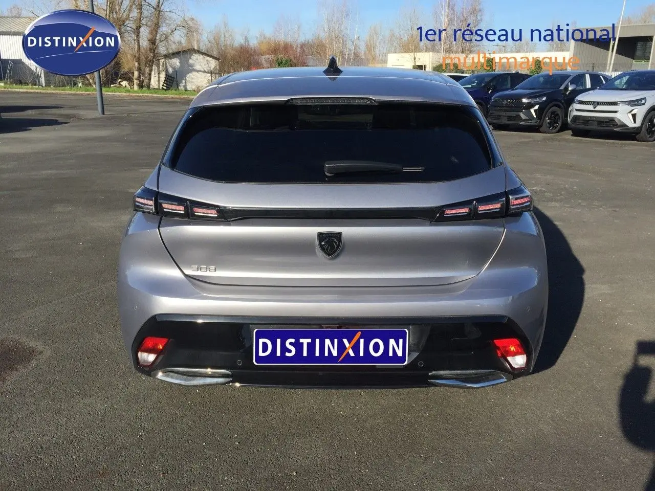 Vue arrière d'une Peugeot 308 gris Artense métal 2025 avec feux LED et logo noir mat distinctif.