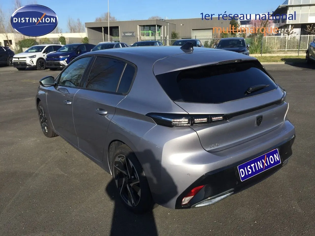 Vue 3/4 arrière droite d'une Peugeot 308 gris Artense métal 2025 avec vitres teintées et jantes noires biton.