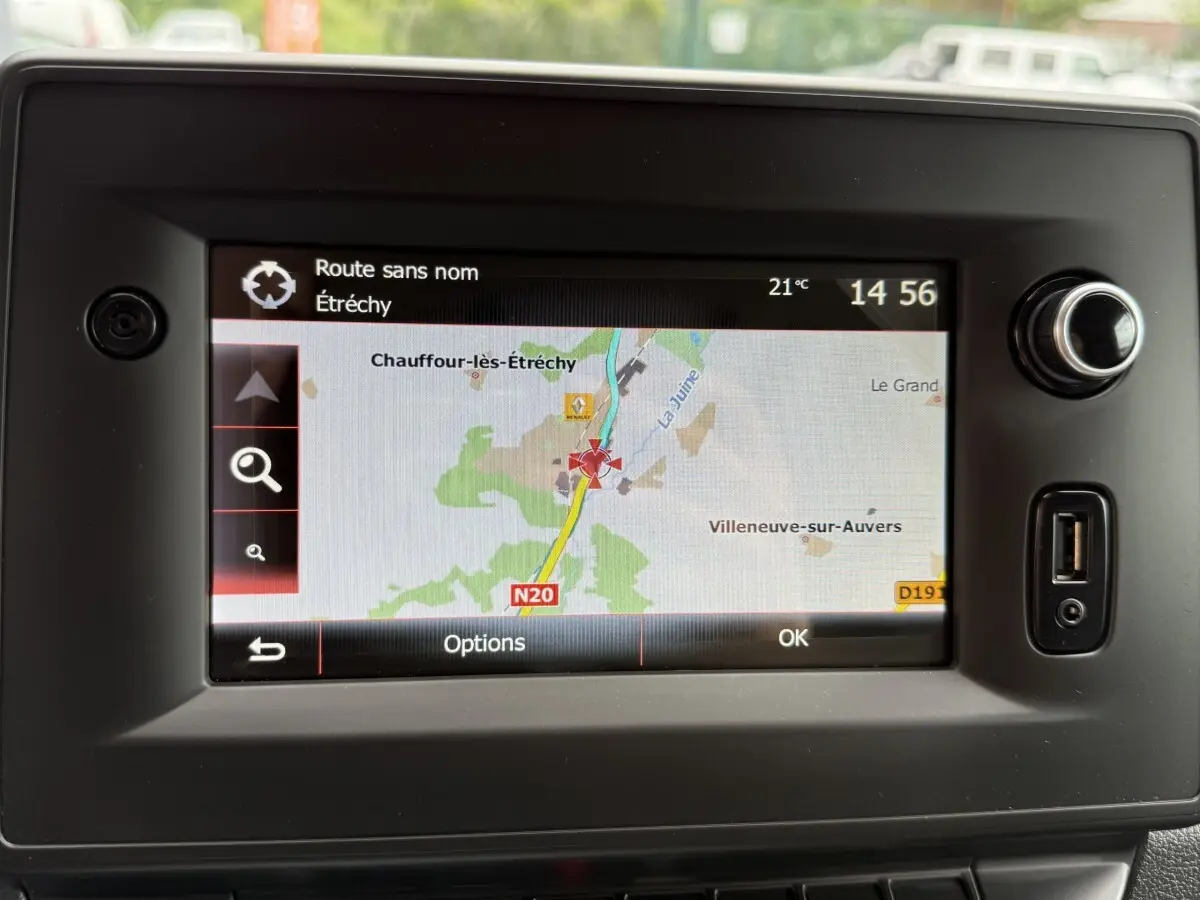 Écran tactile central du tableau de bord du Renault Master 2024 affichant une carte de navigation.