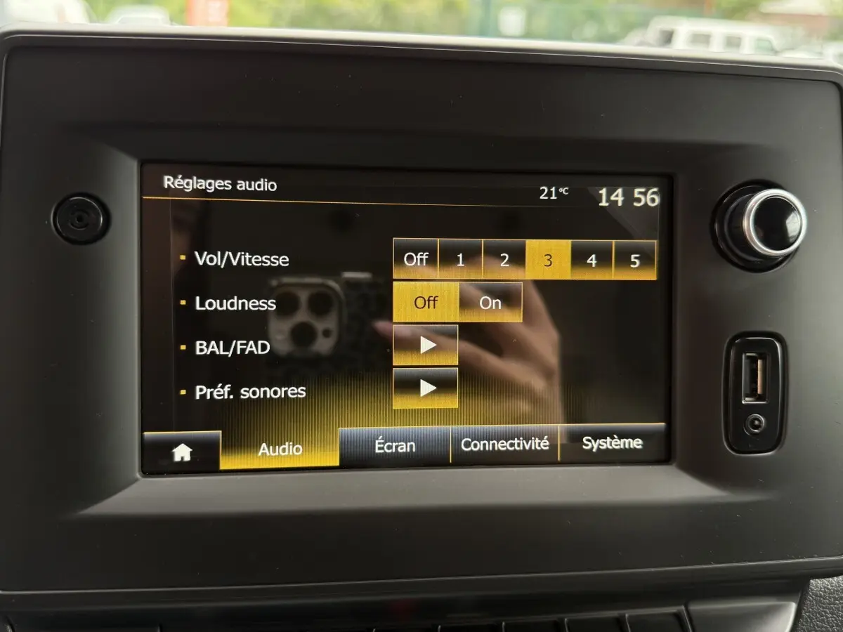 Écran tactile central du tableau de bord du Renault Master 2024 affichant les réglages audio, prise USB visible à droite.