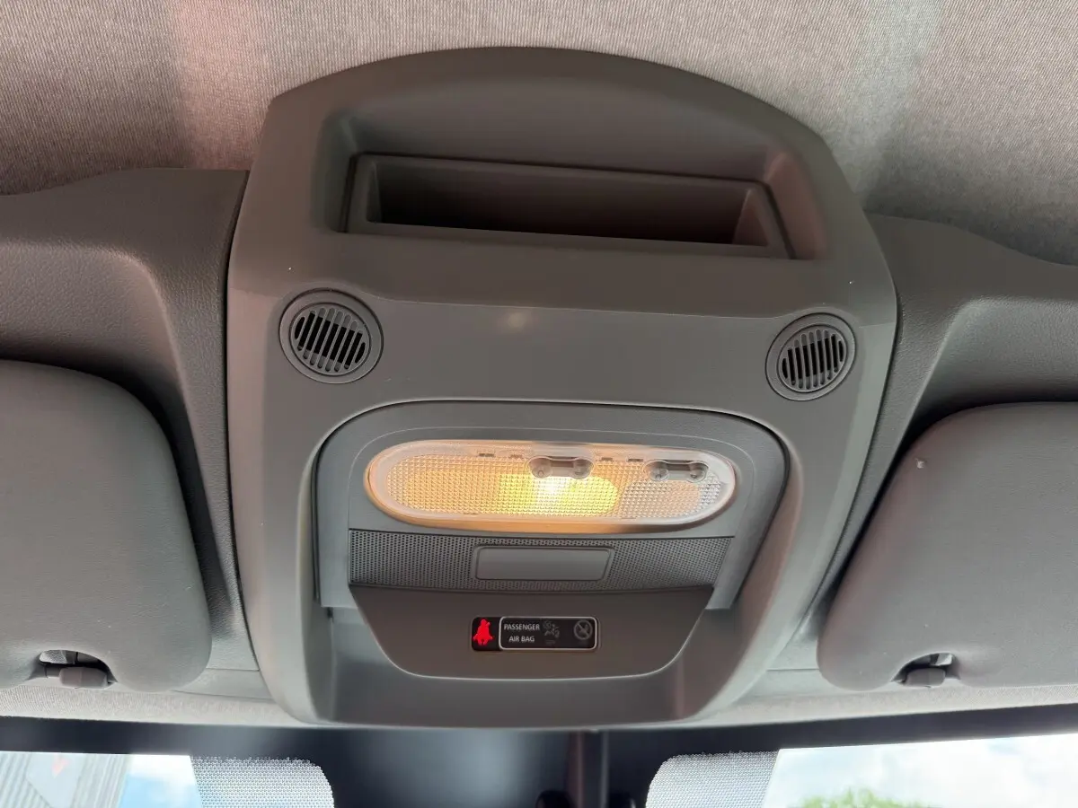 Plafonnier intérieur allumé avec indication airbag passager dans un Renault Master blanc, vue vers le plafond cabine.
