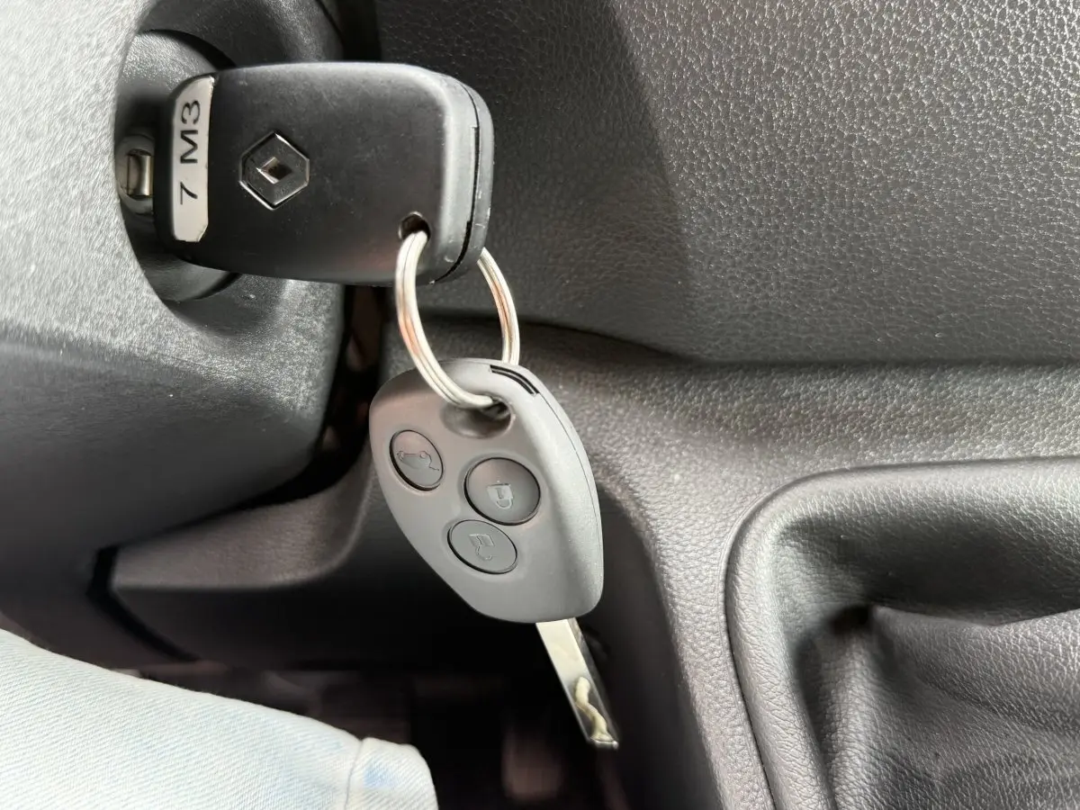 Gros plan sur la clé de contact Renault insérée dans le tableau de bord noir du Master 2024.