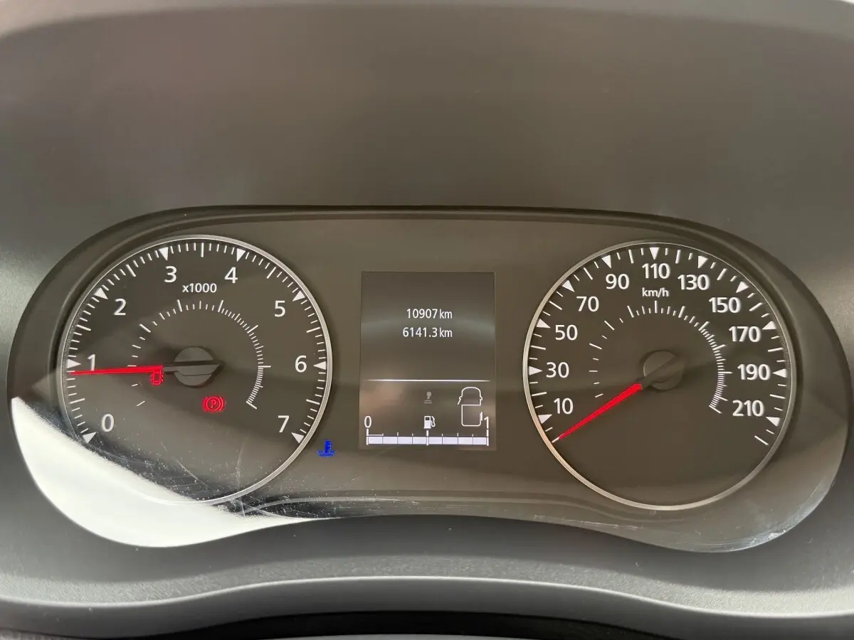 Vue rapprochée du combiné d'instruments du Renault Master 2024, affichage digital et compte-tours analogique.