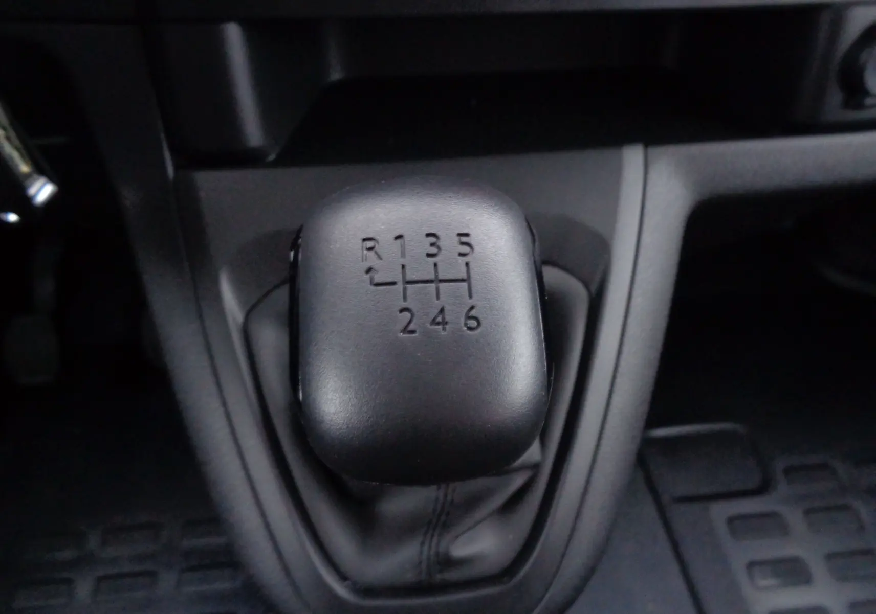 Le levier de vitesses manuel noir du Peugeot Expert Cabine Approfondie Long 2.0 BlueHDi 140, vue rapprochée intérieure.