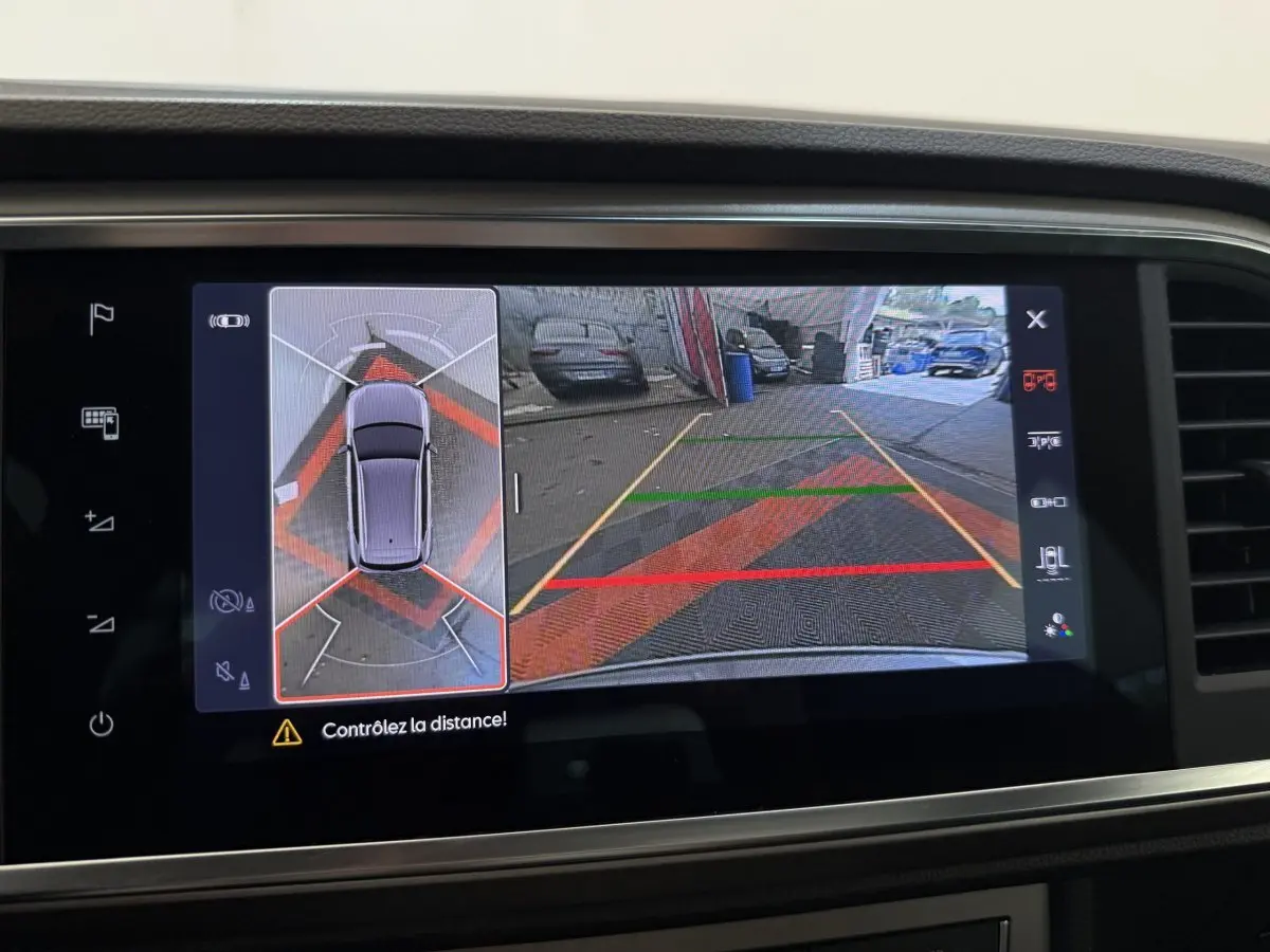 Écran tactile intérieur montrant la caméra 360° et l'aide au stationnement du SEAT Ateca gris clair 2023.