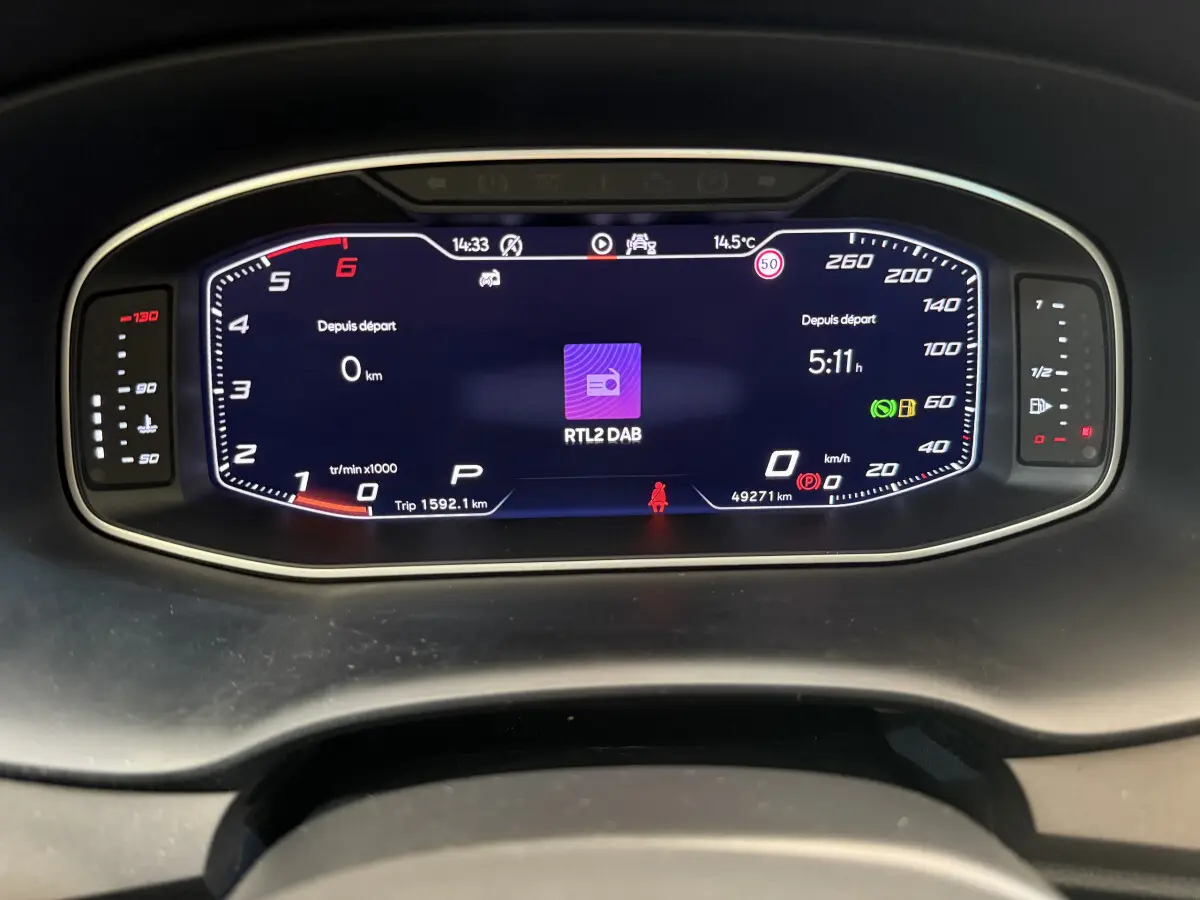 Affichage numérique du tableau de bord du SEAT Ateca gris clair, avec compte-tours, vitesse et radio RTL2 DAB.