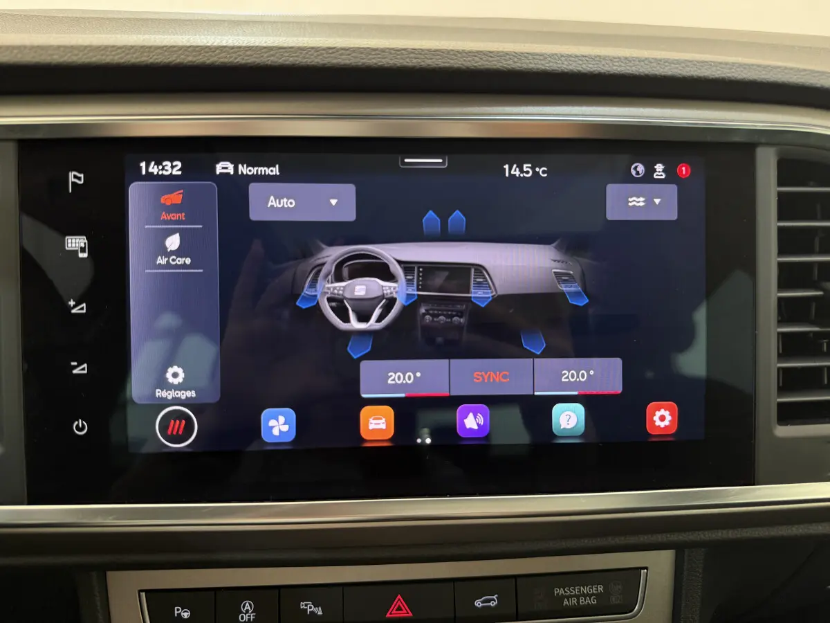 Écran tactile central du tableau de bord du SEAT Ateca gris clair, affichant la climatisation à 20°C en mode synchronisé.