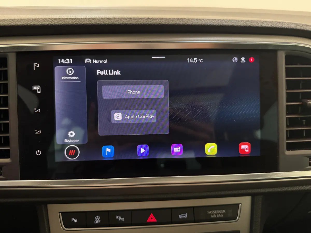 Écran tactile central du tableau de bord du SEAT Ateca gris clair 2023 affichant Apple CarPlay.