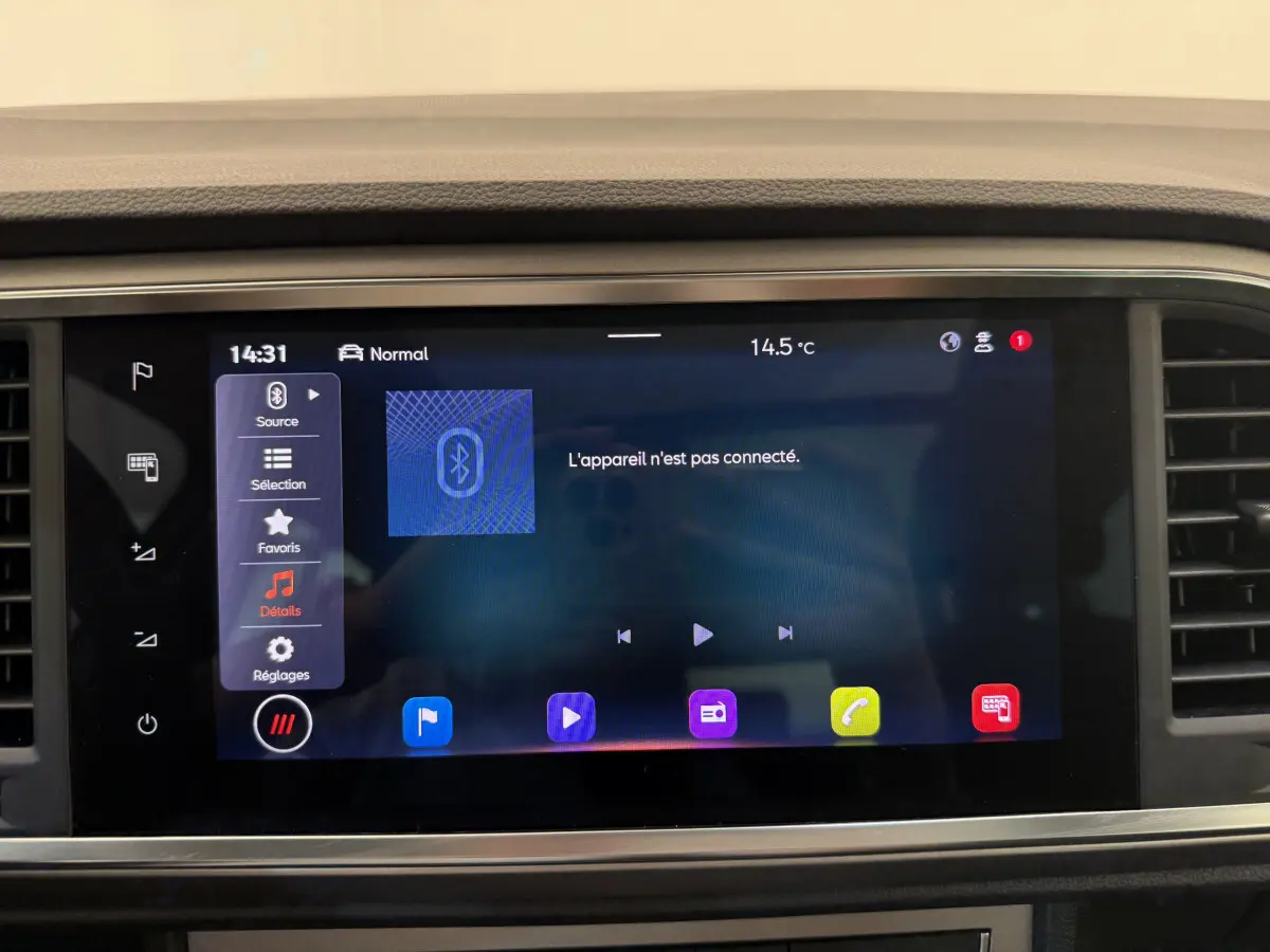 Écran tactile central du tableau de bord du SEAT Ateca gris clair, affichant menu Bluetooth non connecté.