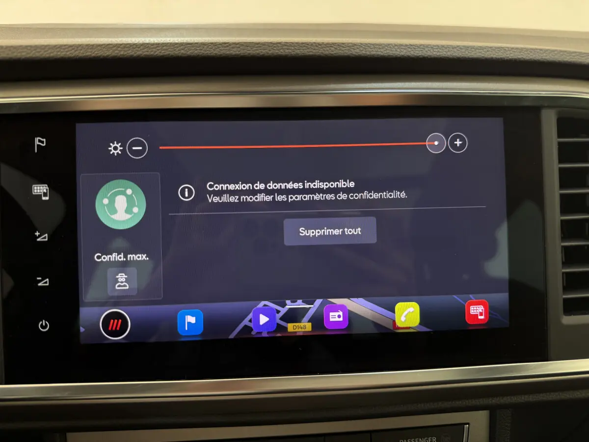 Écran tactile central du tableau de bord du SEAT Ateca 2023 affichant un message de connexion de données indisponible.
