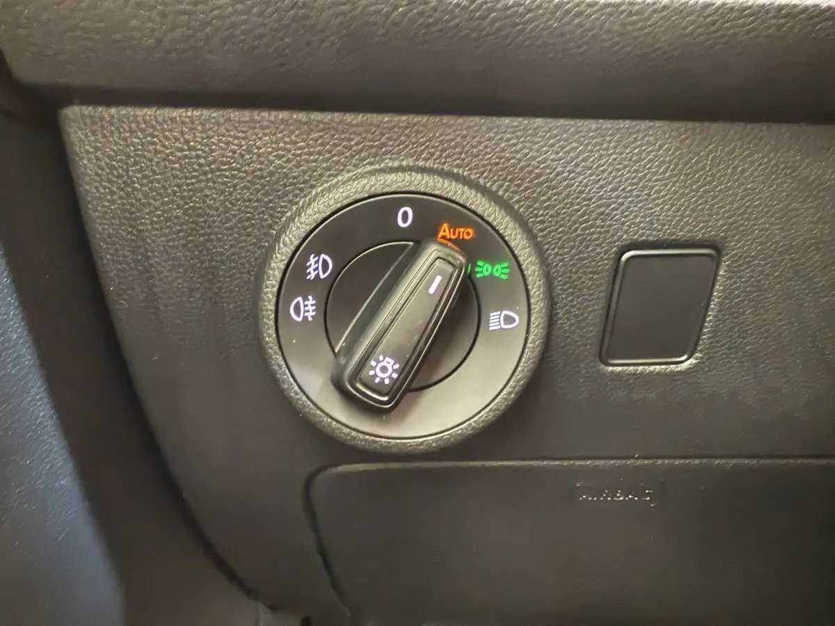 Gros plan sur la molette de commande des phares du SEAT Ateca gris clair, avec mode automatique activé.