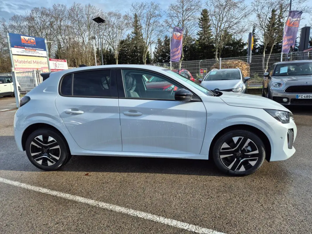 Peugeot 208 Hybrid blanc vue de profil côté gauche, avec jantes alliage 16 pouces et rétroviseurs noirs.