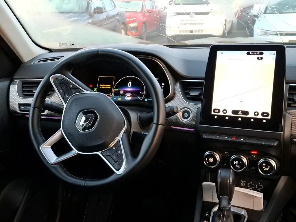 Vue 3/4 arrière droite d’un Renault Arkana noir métal 2023, avec feux arrière LED et jantes bi-ton visibles en showroom.