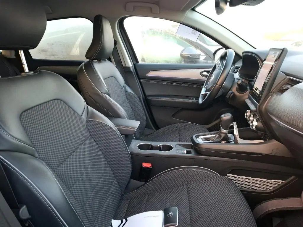 Gros plan sur l'aile avant droite noire métallisée du Renault Arkana 2023, mettant en valeur la roue et l'arche de passage.